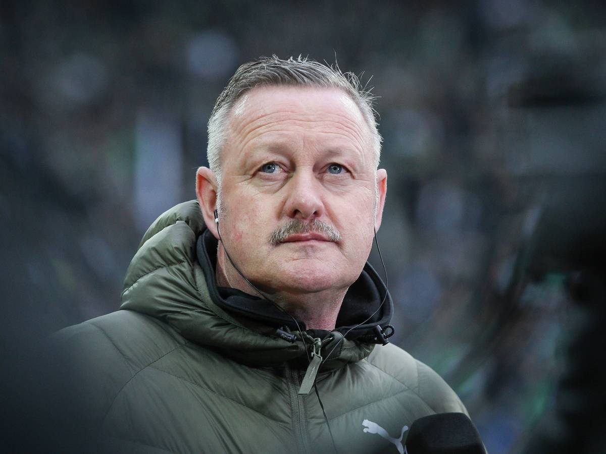 Sportdirektor Roland Virkus von Borussia Mönchengladbach im Vorfeld des Bundesliga-Spiels gegen Union Berlin am 23. April 2023 im Interview mit dem Streamingdienst DAZN.
