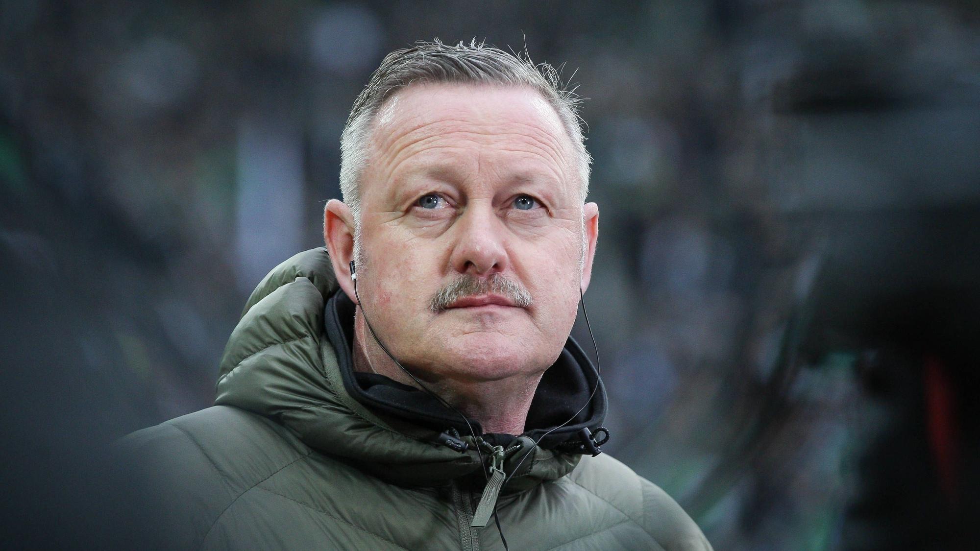 Sportdirektor Roland Virkus von Borussia Mönchengladbach im Vorfeld des Bundesliga-Spiels gegen Union Berlin am 23. April 2023 im Interview mit dem Streamingdienst DAZN.