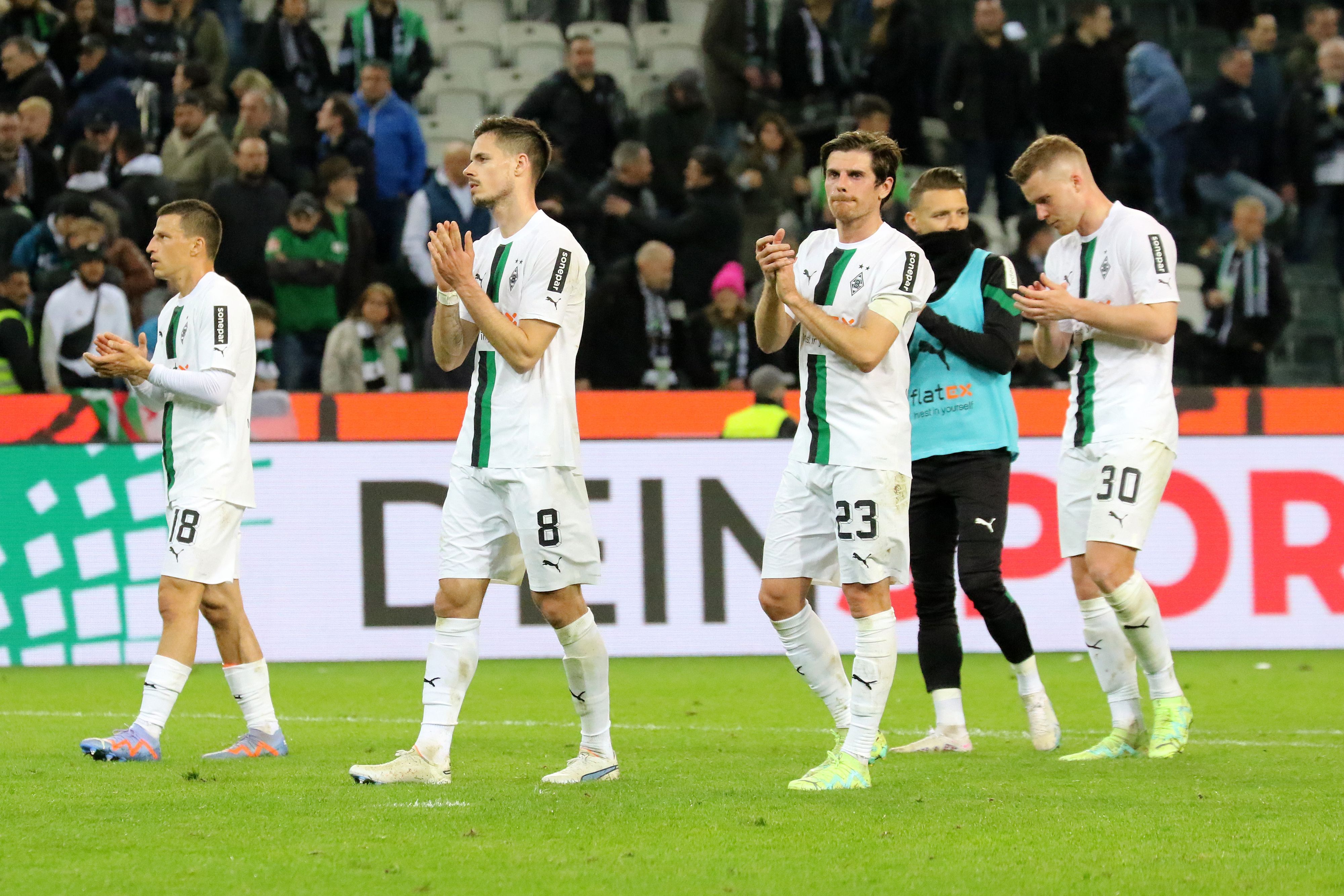 Julian Weigl (Nr. 8) und Jonas Hofmann (Nr. 23) bedanken sich nach der 0:1-Heimniederlage von Borussia Mönchengladbach gegen Union Berlin am 23. April 2023 bei den Fans. Im Hintergrund sind Stefan Lainer, Hannes Wolf und Nico Elvedi zu sehen.