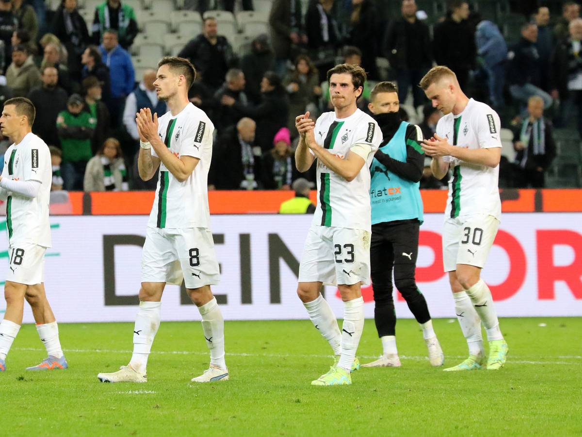 Julian Weigl (Nr. 8) und Jonas Hofmann (Nr. 23) bedanken sich nach der 0:1-Heimniederlage von Borussia Mönchengladbach gegen Union Berlin am 23. April 2023 bei den Fans. Im Hintergrund sind Stefan Lainer, Hannes Wolf und Nico Elvedi zu sehen.