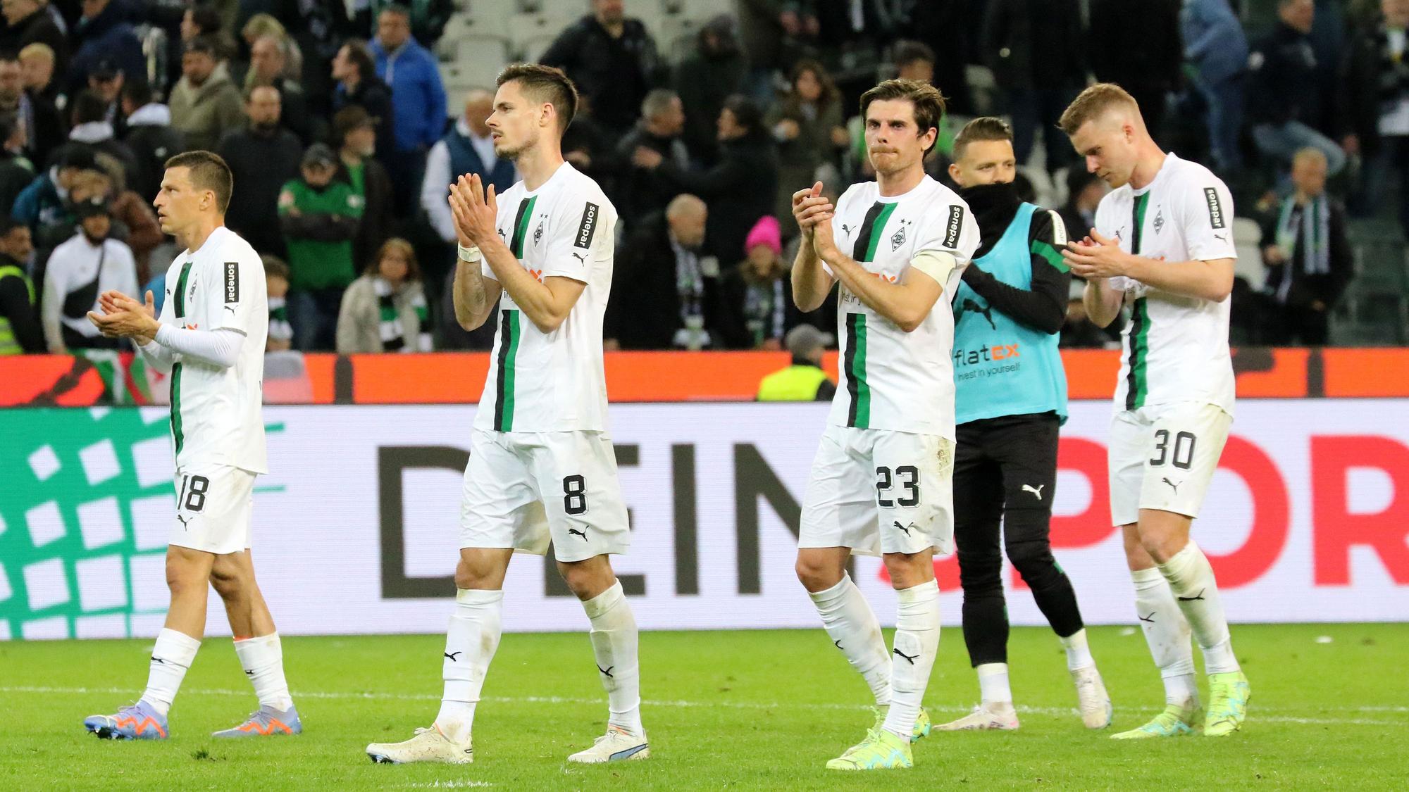 Julian Weigl (Nr. 8) und Jonas Hofmann (Nr. 23) bedanken sich nach der 0:1-Heimniederlage von Borussia Mönchengladbach gegen Union Berlin am 23. April 2023 bei den Fans. Im Hintergrund sind Stefan Lainer, Hannes Wolf und Nico Elvedi zu sehen.