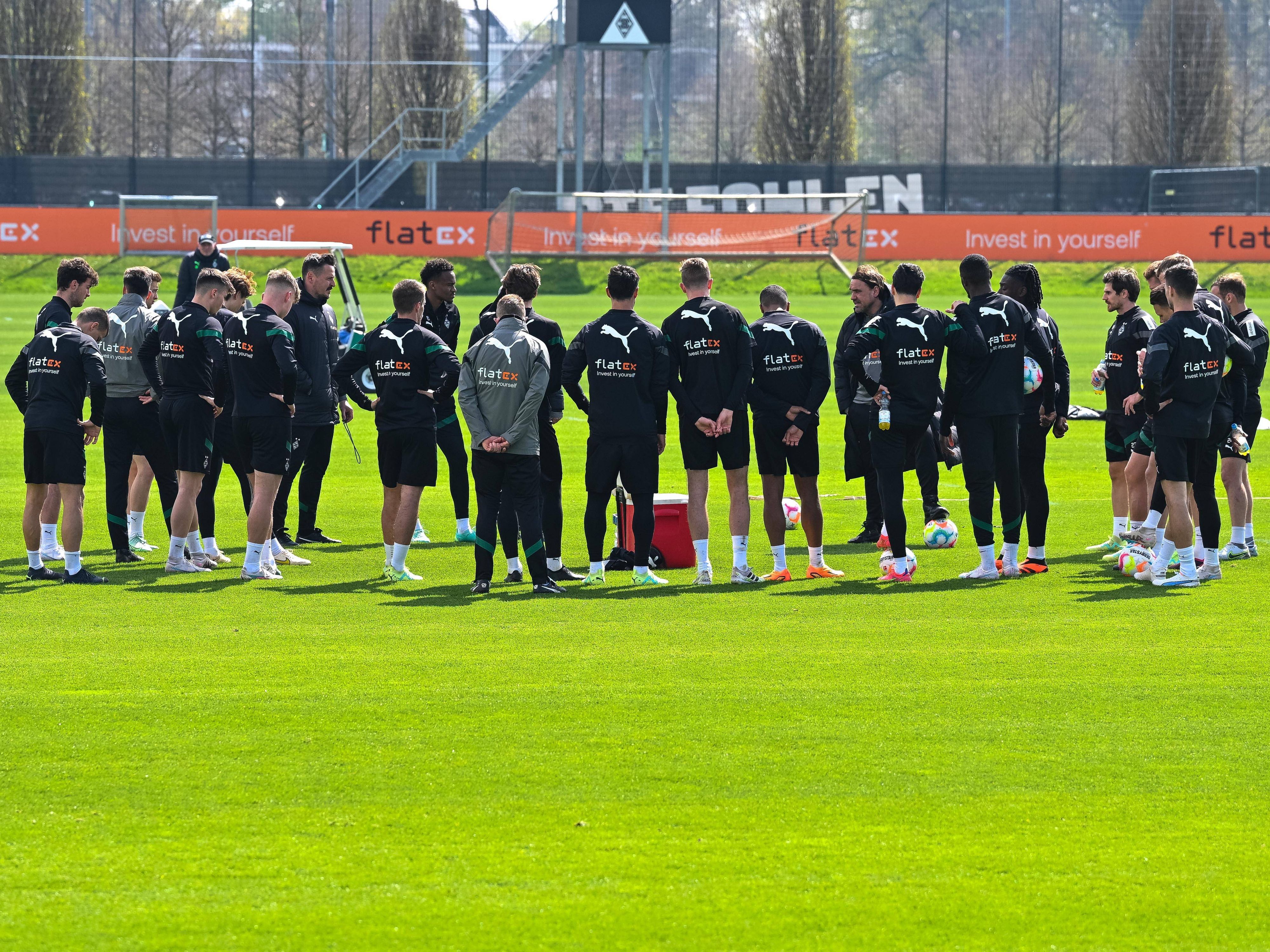 Die Mannschaft von Borussia Mönchengladbach steht beim Training am 21. April 2023 im Kreis zusammen und lauscht den Worten ihres Trainers Daniel Farke.