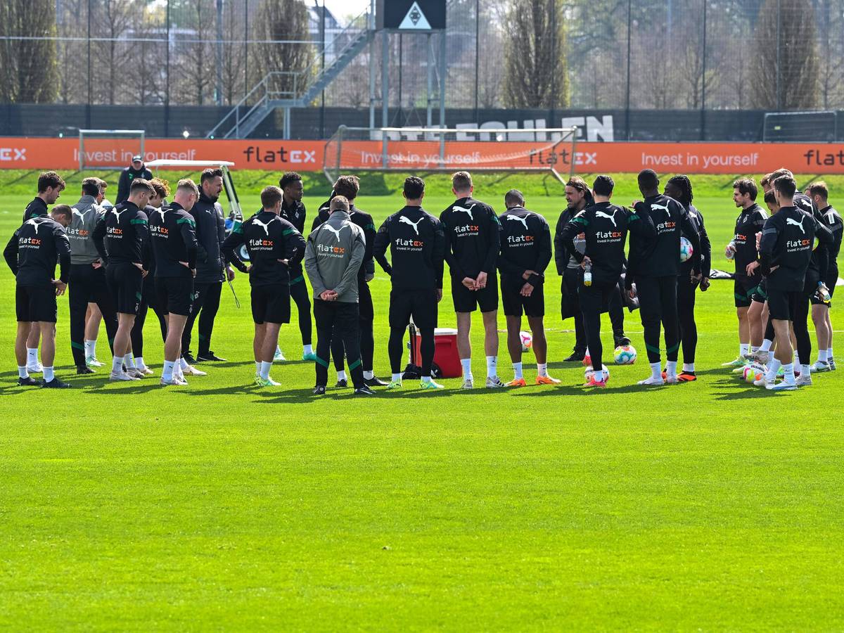 Die Mannschaft von Borussia Mönchengladbach steht beim Training am 21. April 2023 im Kreis zusammen und lauscht den Worten ihres Trainers Daniel Farke.