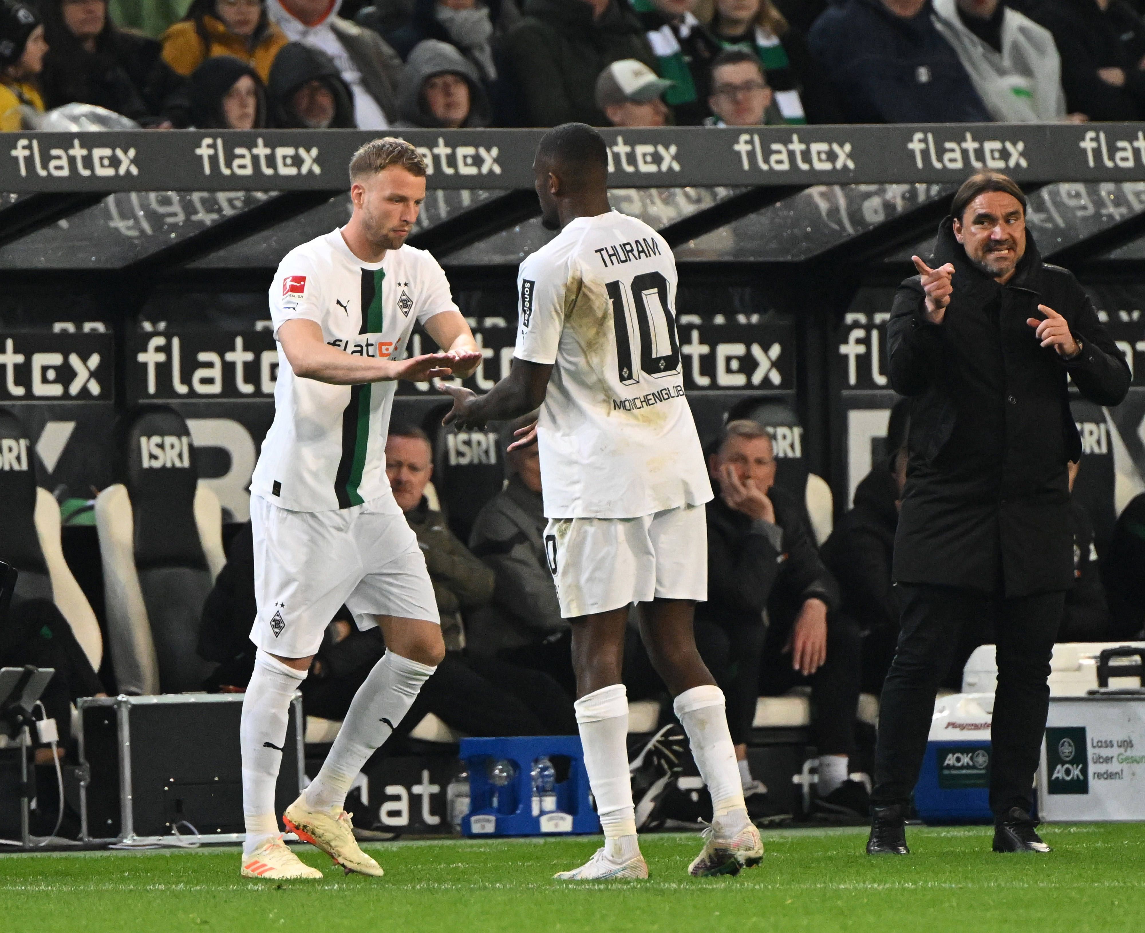 Marvin Friedrich (l.) wird am 23. April 2023 im Bundesliga-Spiel von Borussia Mönchengladbach gegen Union Berlin für den angeschlagenen Marcus Thuram eingewechselt.