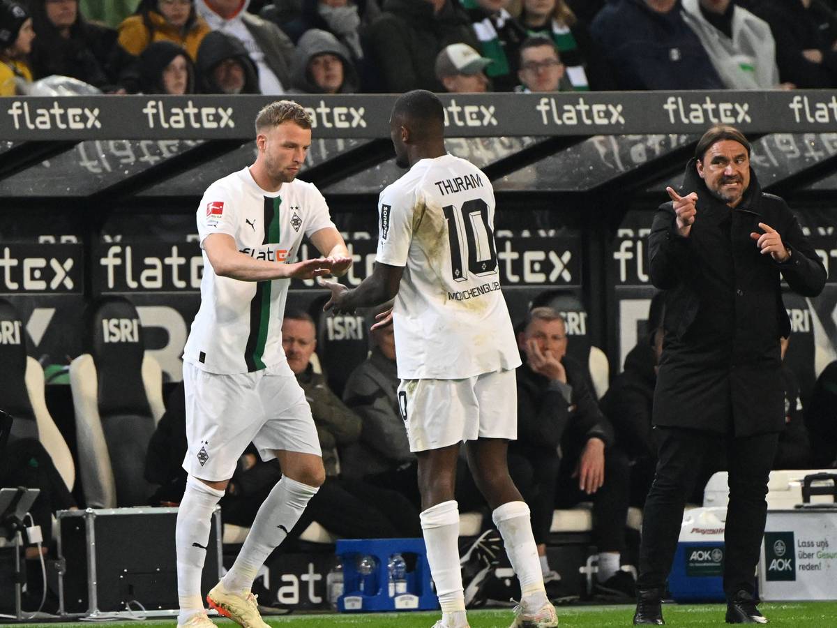Marvin Friedrich (l.) wird am 23. April 2023 im Bundesliga-Spiel von Borussia Mönchengladbach gegen Union Berlin für den angeschlagenen Marcus Thuram eingewechselt.