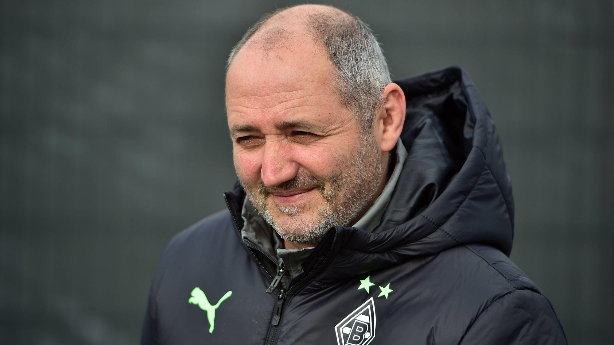 Oliver Neuville, hier am 21. März 2023 bei einer Trainingseinheit von Borussia Mönchengladbach, bleibt dem VfL als Assistenztrainer bis 2025 erhalten.
