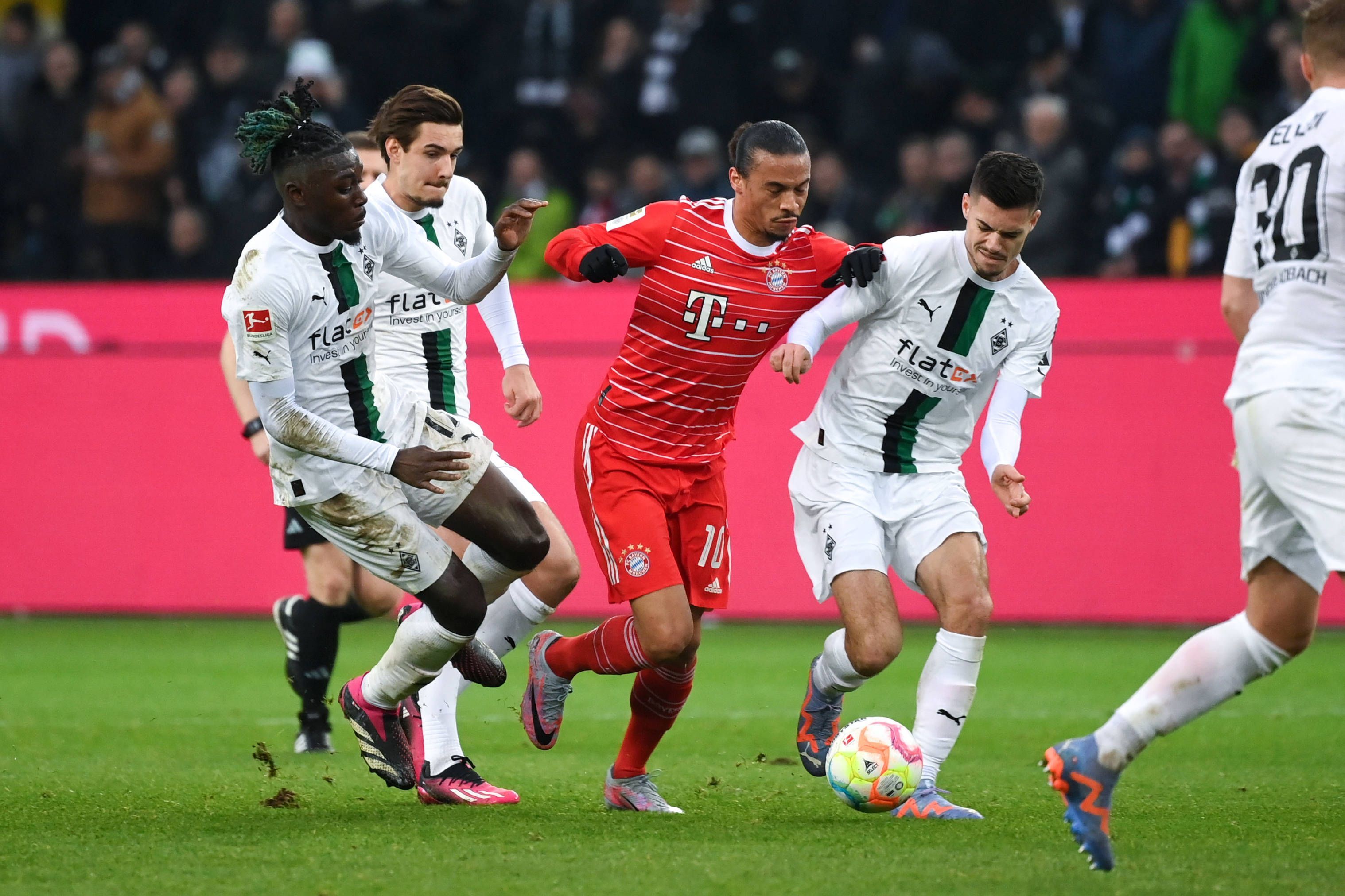 Manu Koné, Florian Neuhaus und Julian Weigl (v.l.n.r.) kämpfen für Borussia Mönchengladbach mit Leroy Sané im Spiel der Gladbacher gegen Bayern München am 18. Februar 2023 um den Ball.