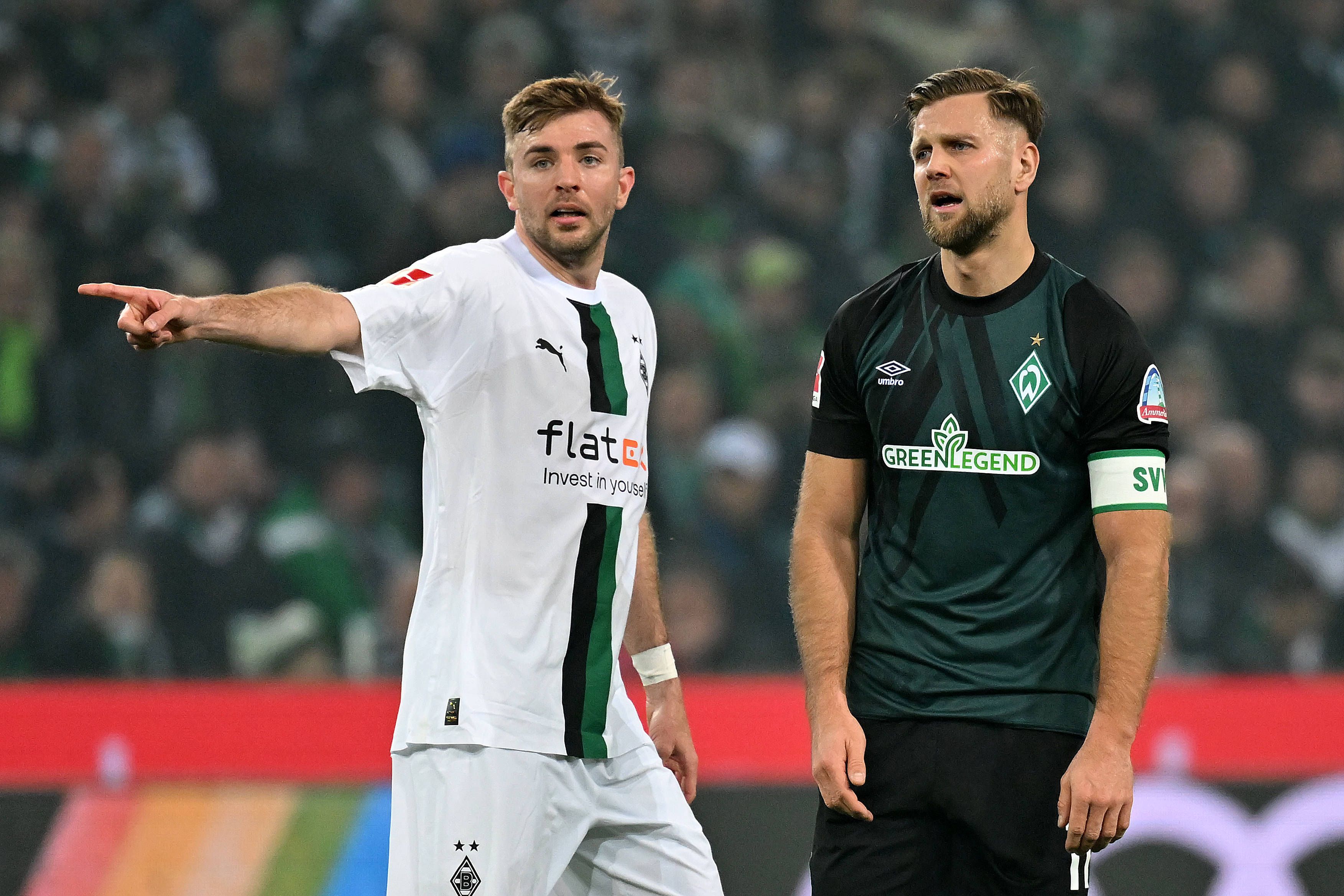 Das Foto zeigt den deutschen Nationalspieler Niclas Füllkrug (r.) gemeinsam mit Christoph Kramer beim Spiel von Borussia Mönchengladbach gegen Werder Bremen am 17. März 2023.