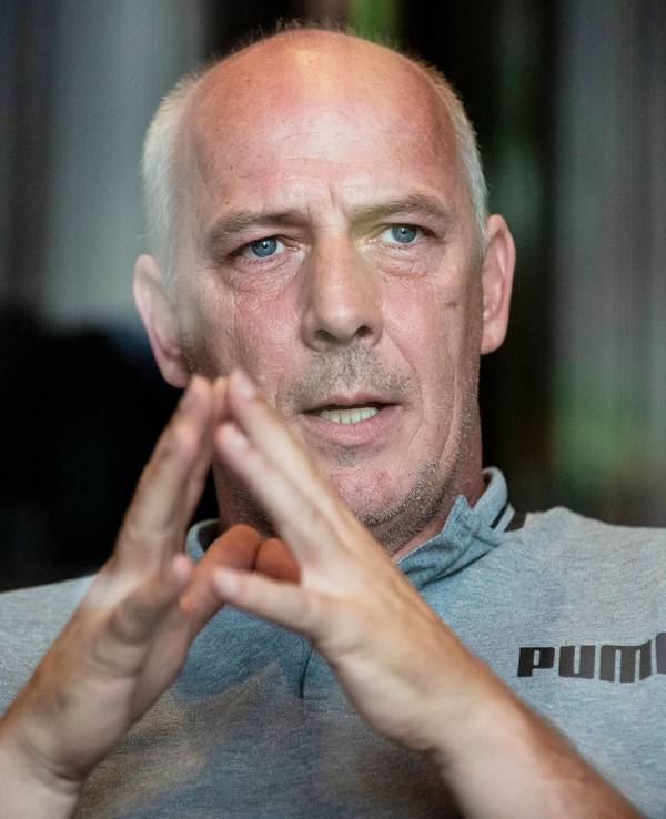 Mario Basler faltet beim Gespräch die Hände zuammen.