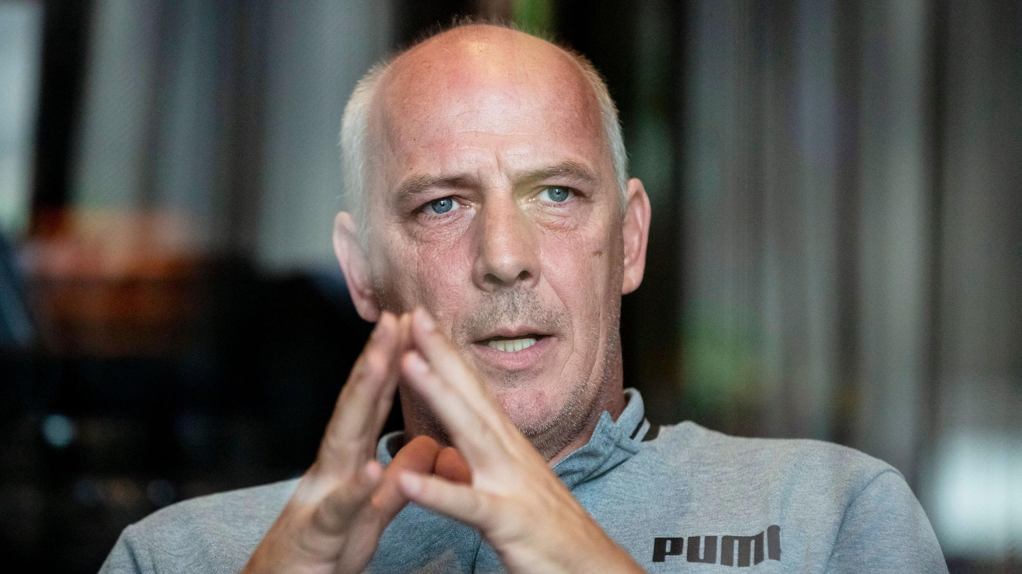 Mario Basler faltet beim Gespräch die Hände zuammen.