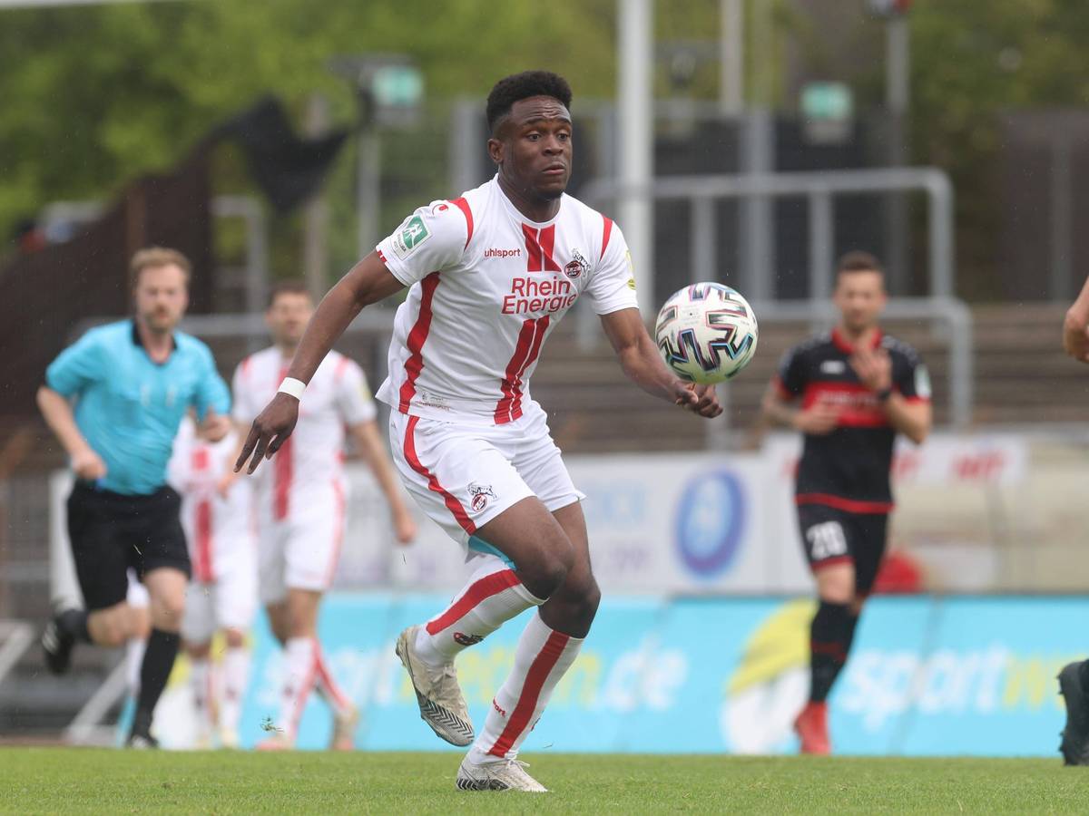 Das Foto zeigt Noel Futeku am 8. Mai 2021 im Regionalliga-Spiel des 1. FC Köln gegen den FC Wegberg-Beeck. Der Angreifer schaut energisch auf den Ball.