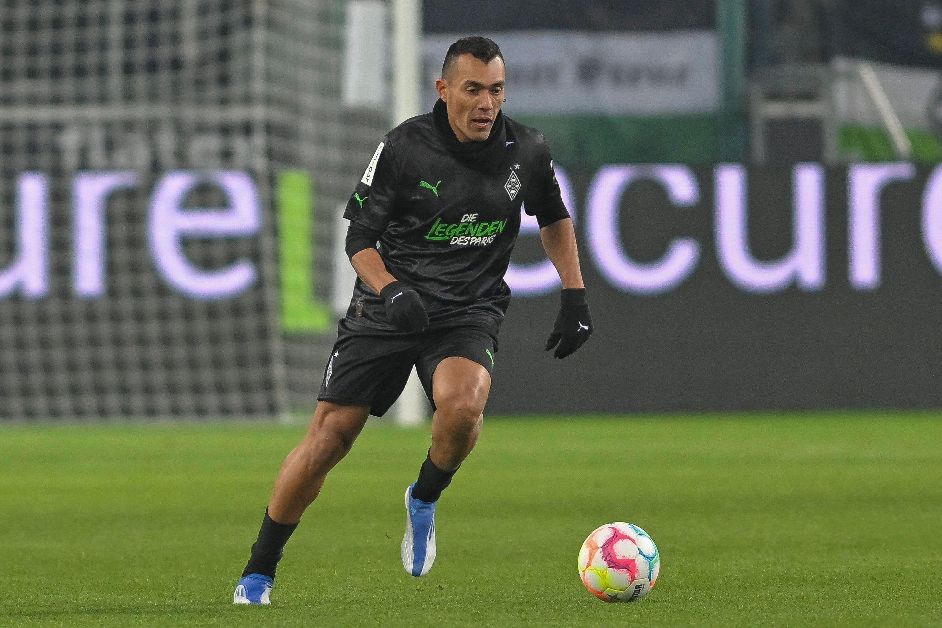 Juan Arango, hier beim Legendenspiel gegen Borussia Mönchengladbach am 17. Dezember 2022, verzauberte einst die Fans im Borussia-Park. Nun könnte sein Sohn ihm folgen.