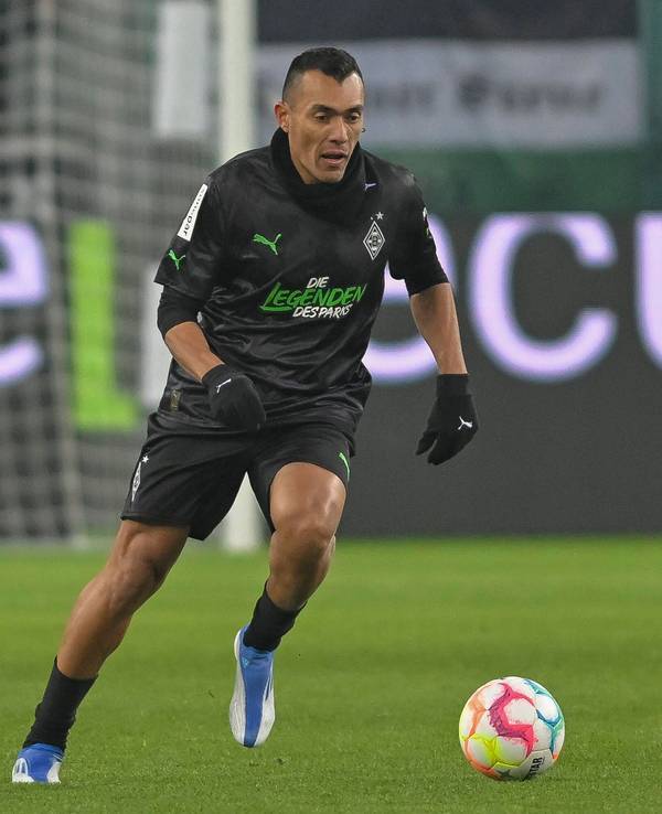Juan Arango, hier beim Legendenspiel gegen Borussia Mönchengladbach am 17. Dezember 2022, verzauberte einst die Fans im Borussia-Park. Nun könnte sein Sohn ihm folgen.