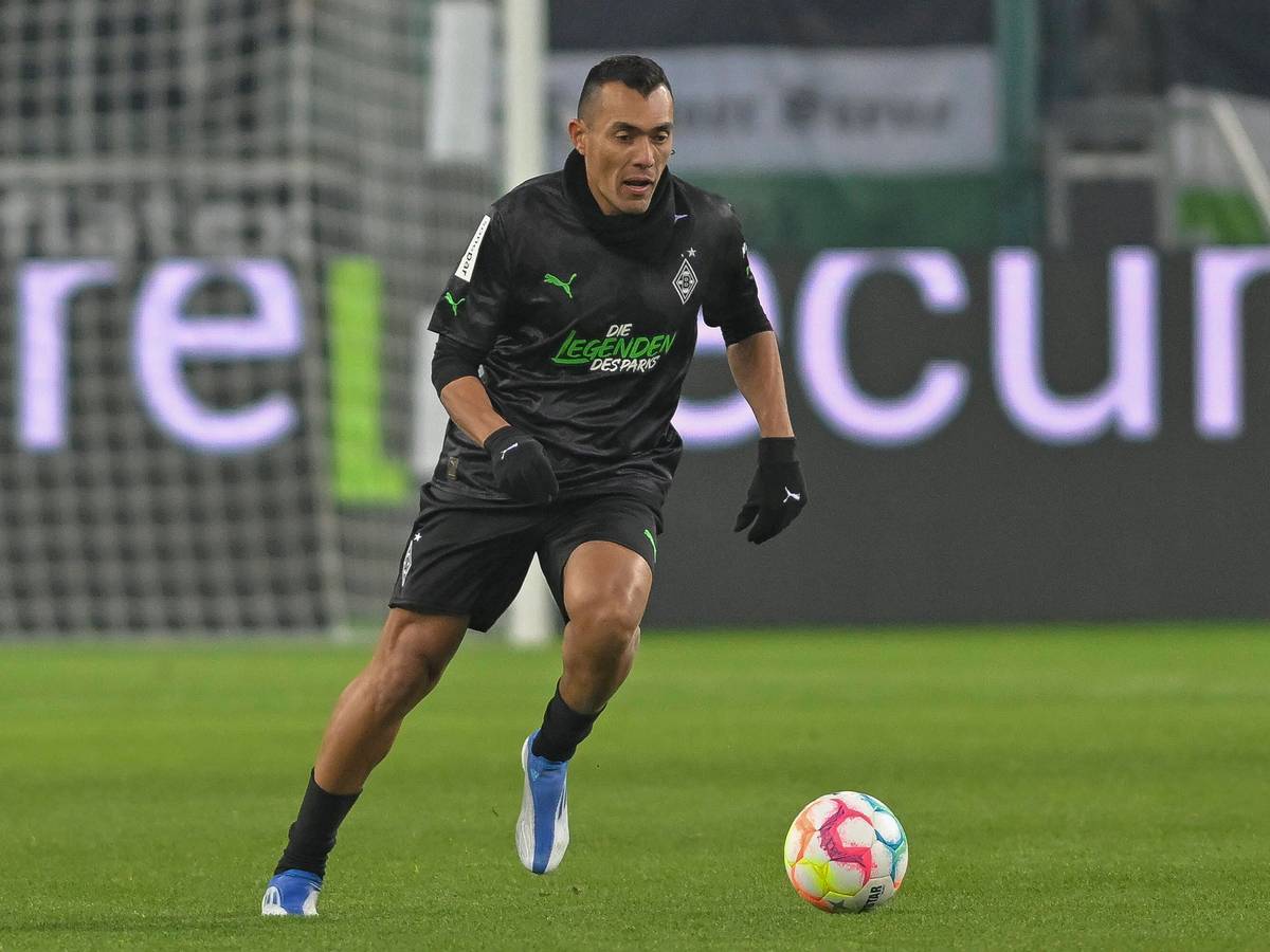 Juan Arango, hier beim Legendenspiel gegen Borussia Mönchengladbach am 17. Dezember 2022, verzauberte einst die Fans im Borussia-Park. Nun könnte sein Sohn ihm folgen.