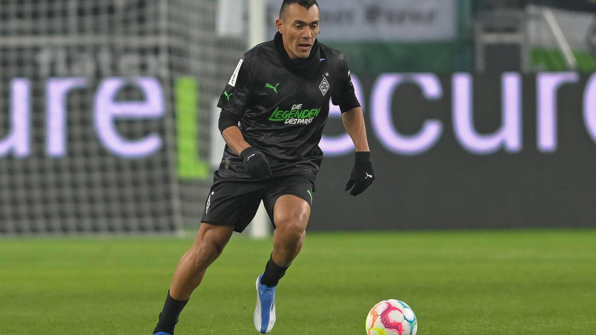 Juan Arango, hier beim Legendenspiel gegen Borussia Mönchengladbach am 17. Dezember 2022, verzauberte einst die Fans im Borussia-Park. Nun könnte sein Sohn ihm folgen.