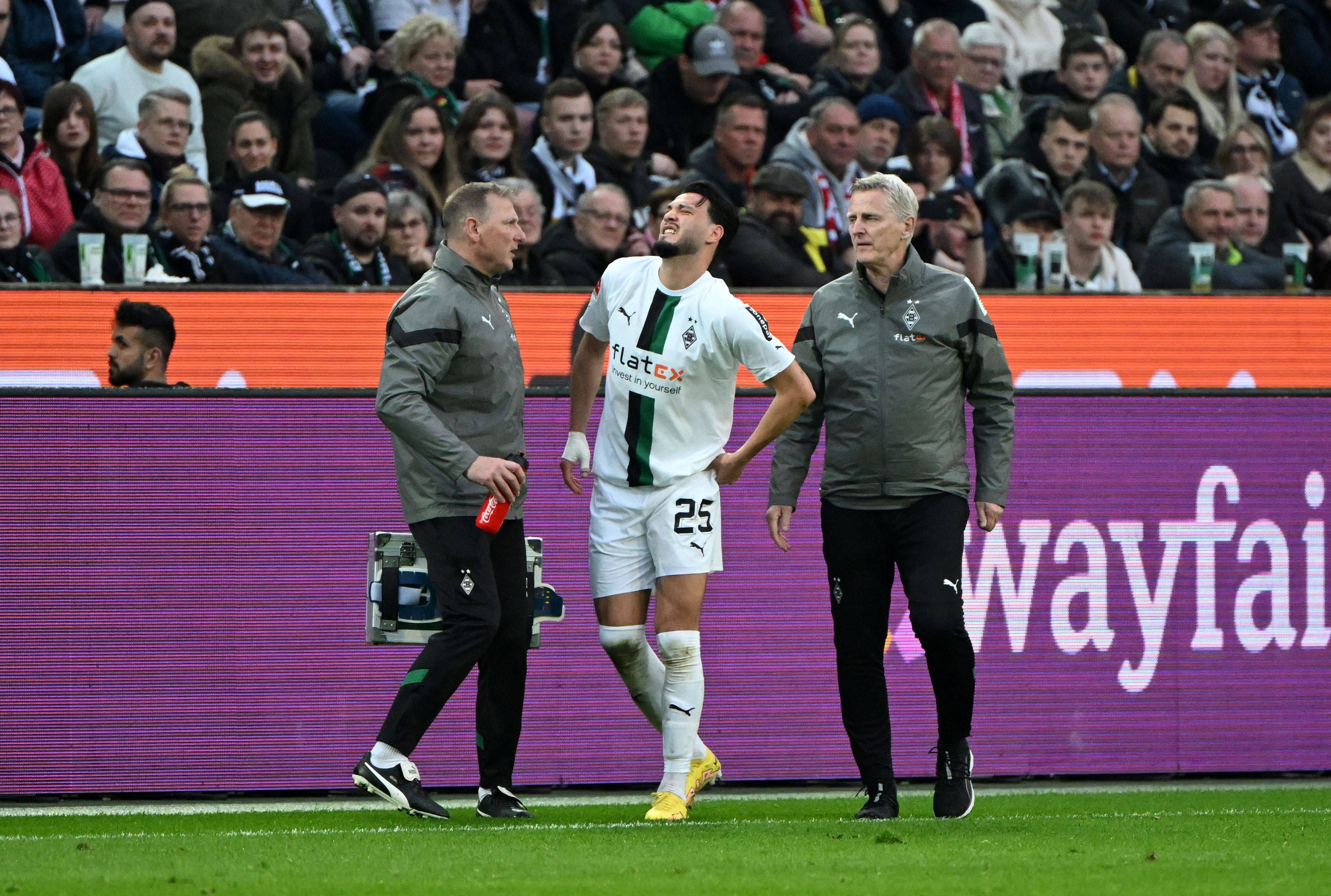 Ramy Bensebaini mit schmerzverzerrtem Gesicht am 23. April 2023 beim Bundesliga-Spiel zwischen Borussia Mönchengladbach und Union Berlin.