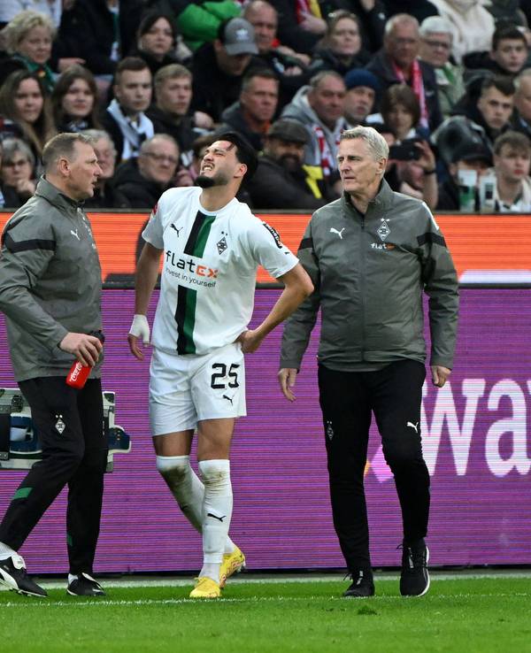 Ramy Bensebaini mit schmerzverzerrtem Gesicht am 23. April 2023 beim Bundesliga-Spiel zwischen Borussia Mönchengladbach und Union Berlin.