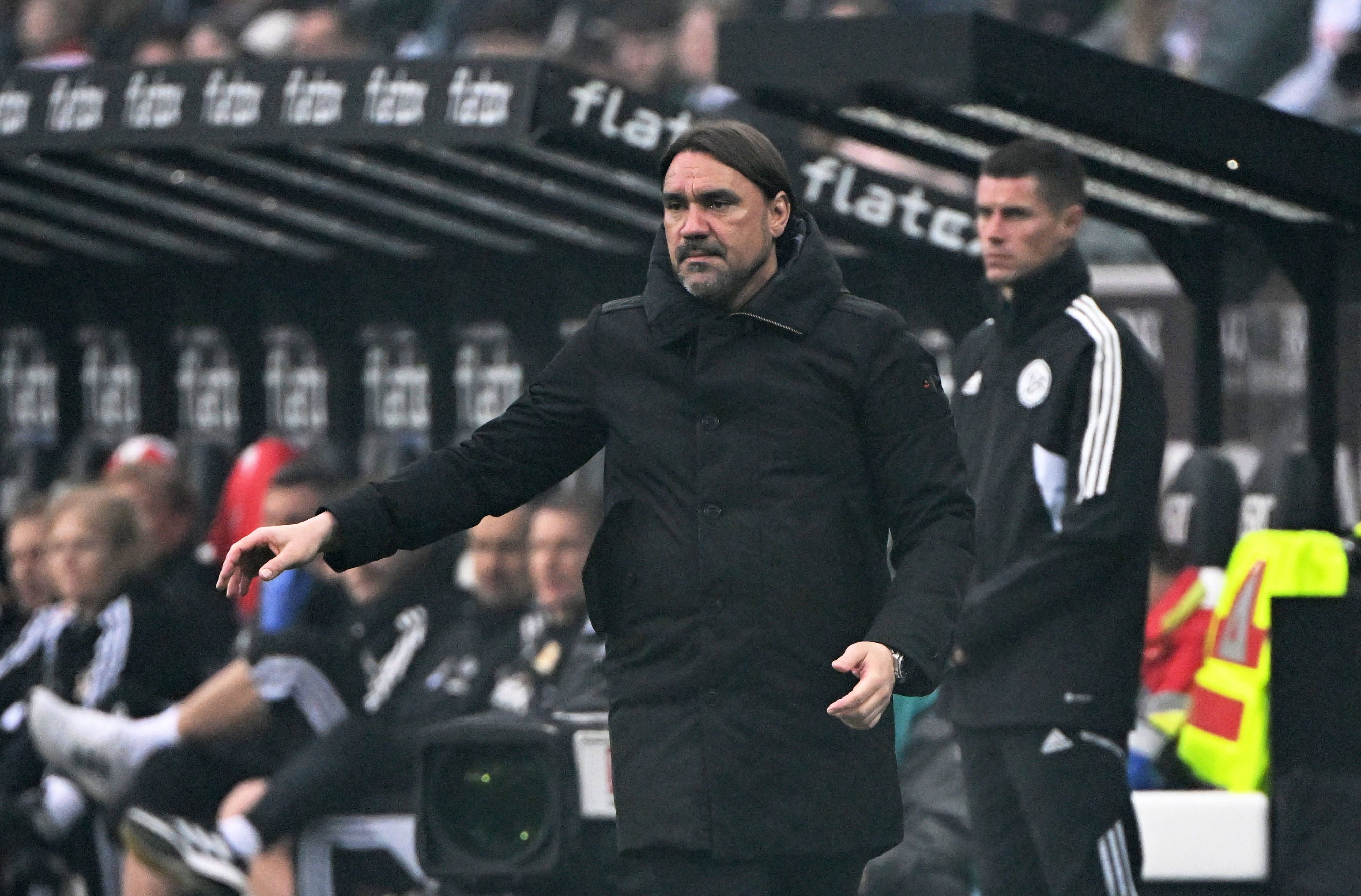 Daniel Farke, Trainer von Borussia Mönchengladbach, steht beim Bundesliga-Spiel gegen Union Berlin am 23. April 2023 in seiner Coaching-Zone und dirigiert mmit seinem rechten Arm.