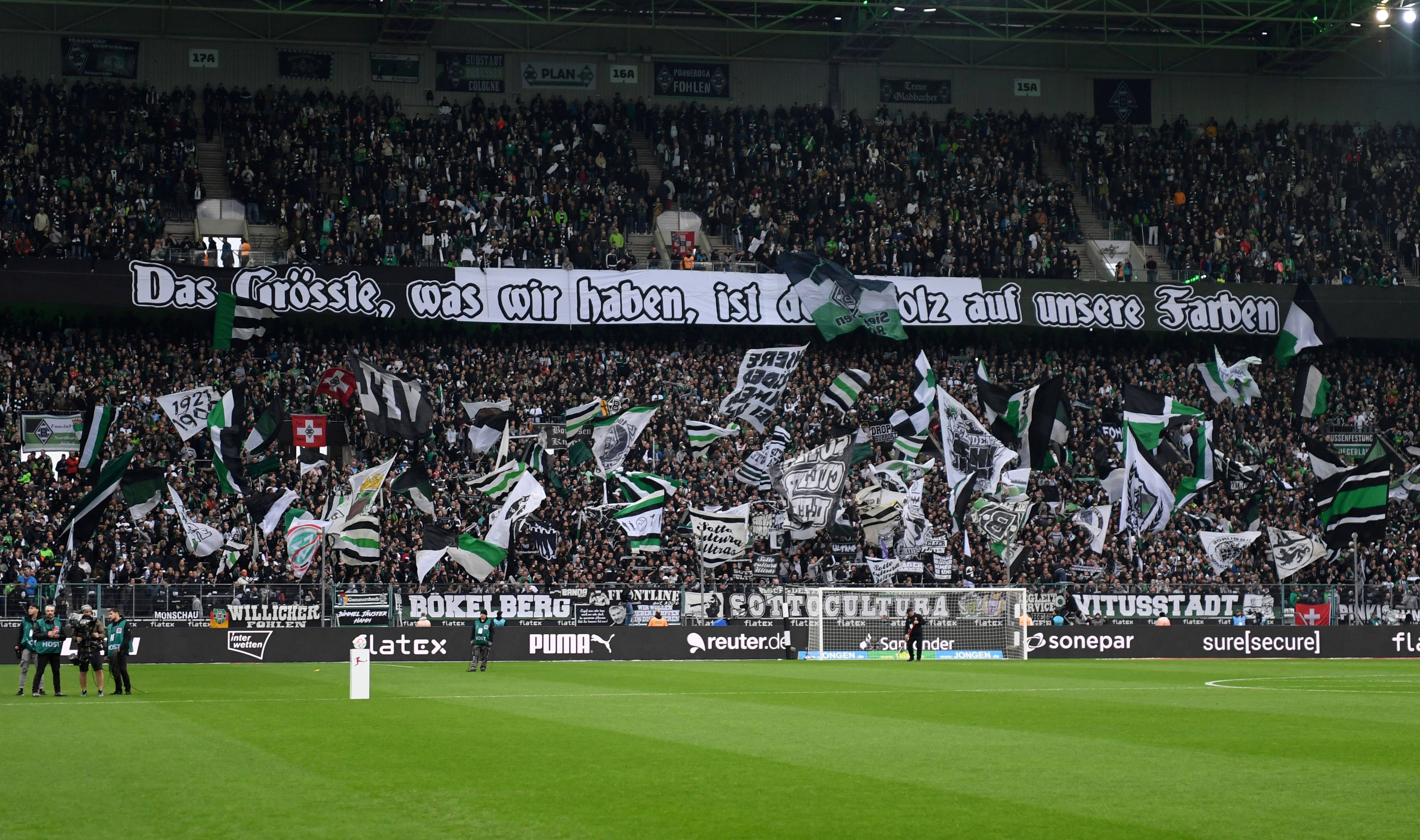 Fans von Borussia Mönchengladbach am 23. April 2023 in der Nordkurve des Borussia-Park.