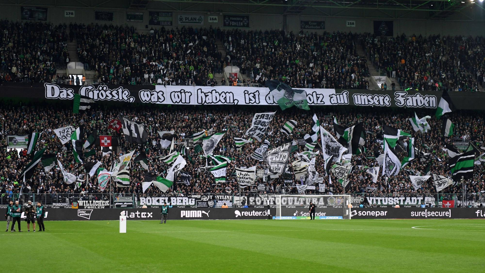 Fans von Borussia Mönchengladbach am 23. April 2023 in der Nordkurve des Borussia-Park.