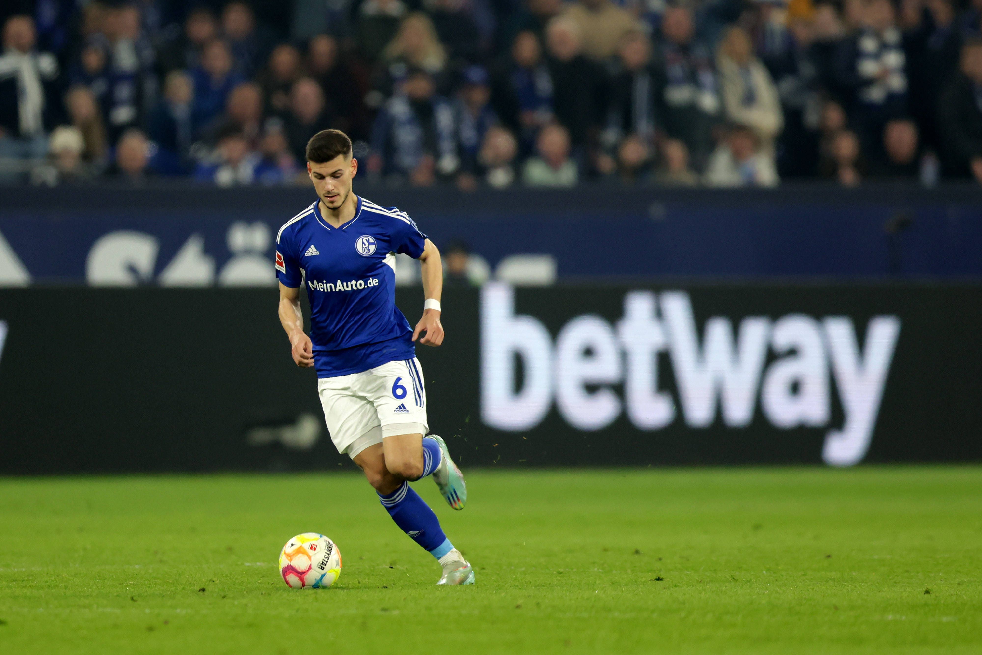 Tom Krauß vom FC Schalke 04, hier am 14. April 2023 beim Spiel gegen Hertha BSC,mit dem Ball am Fuß.