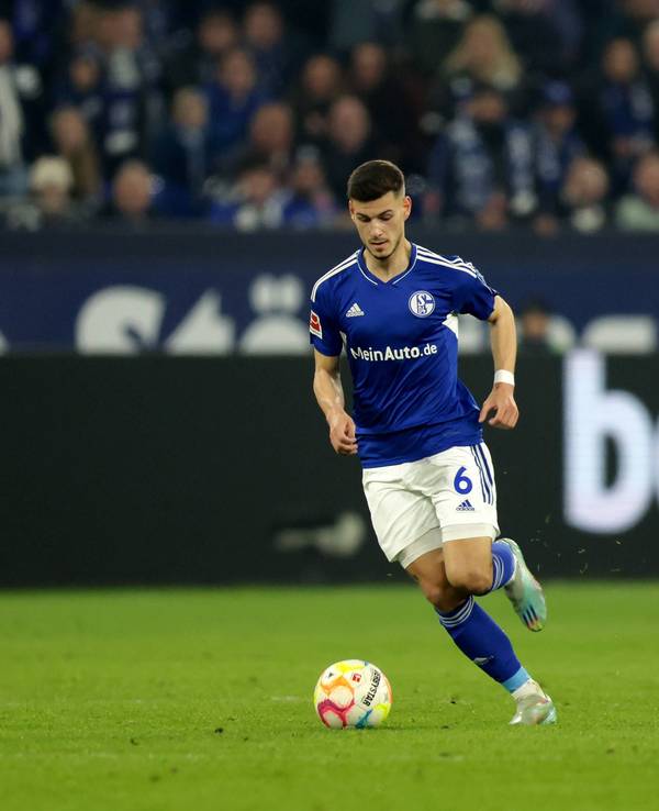 Tom Krauß vom FC Schalke 04, hier am 14. April 2023 beim Spiel gegen Hertha BSC,mit dem Ball am Fuß.