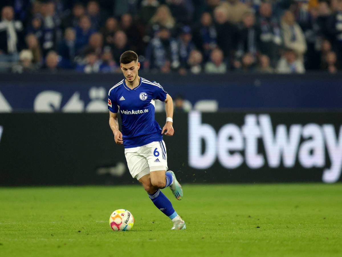 Tom Krauß vom FC Schalke 04, hier am 14. April 2023 beim Spiel gegen Hertha BSC,mit dem Ball am Fuß.