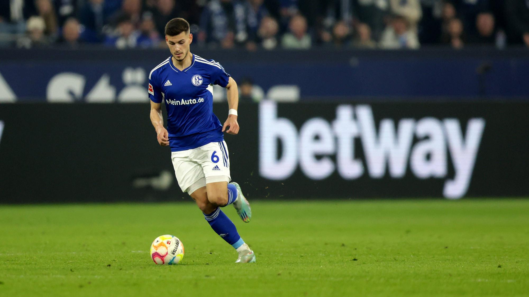 Tom Krauß vom FC Schalke 04, hier am 14. April 2023 beim Spiel gegen Hertha BSC,mit dem Ball am Fuß.