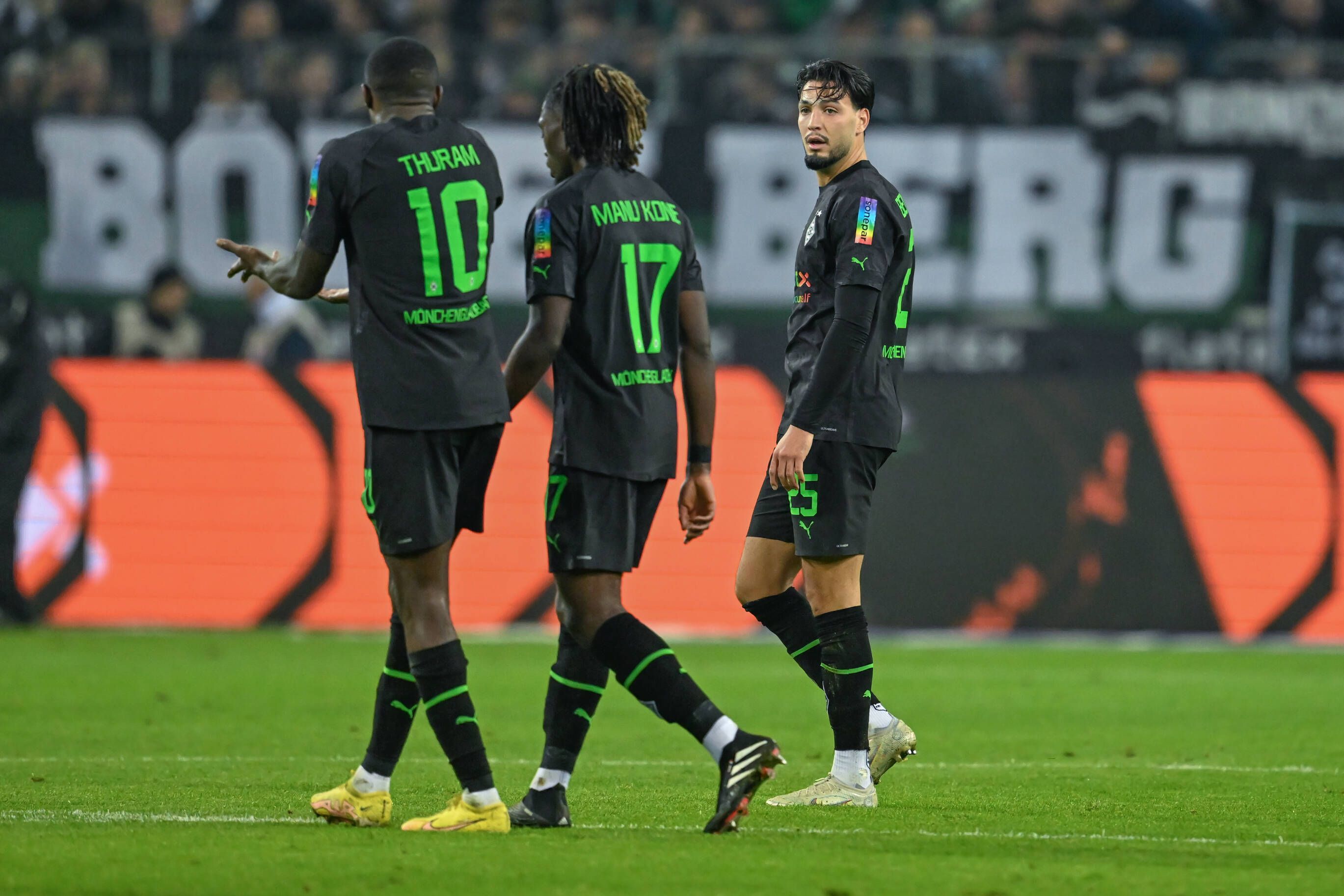 Marcus Thuram (l.), Manu Koné (Mitte) und Ramy Bensebaini (r.) werden Borussia Mönchengladbach beim Auswärtsspiel in Stuttgart am Samstag (29. April 2023) wahrscheinlich fehlen. Das Foto zeigt die drei Spieler am 11. November 2022 beim Spiel gegen Borussia Dortmund.