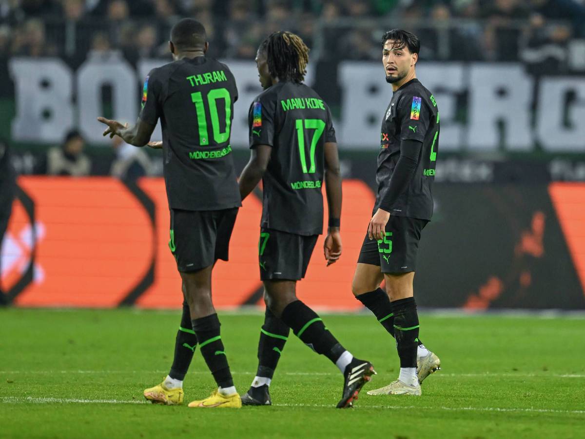 Marcus Thuram (l.), Manu Koné (Mitte) und Ramy Bensebaini (r.) werden Borussia Mönchengladbach beim Auswärtsspiel in Stuttgart am Samstag (29. April 2023) wahrscheinlich fehlen. Das Foto zeigt die drei Spieler am 11. November 2022 beim Spiel gegen Borussia Dortmund.