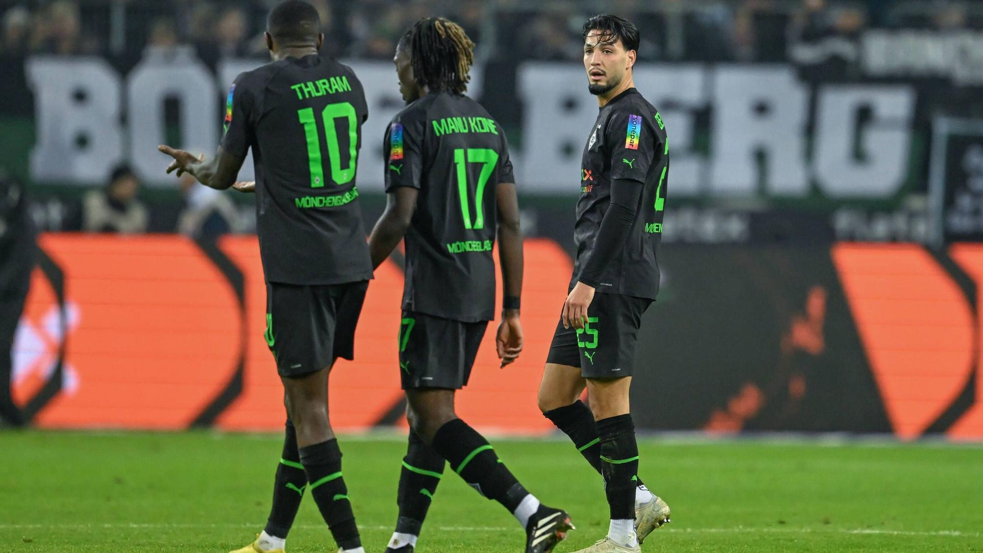 Marcus Thuram (l.), Manu Koné (Mitte) und Ramy Bensebaini (r.) werden Borussia Mönchengladbach beim Auswärtsspiel in Stuttgart am Samstag (29. April 2023) wahrscheinlich fehlen. Das Foto zeigt die drei Spieler am 11. November 2022 beim Spiel gegen Borussia Dortmund.