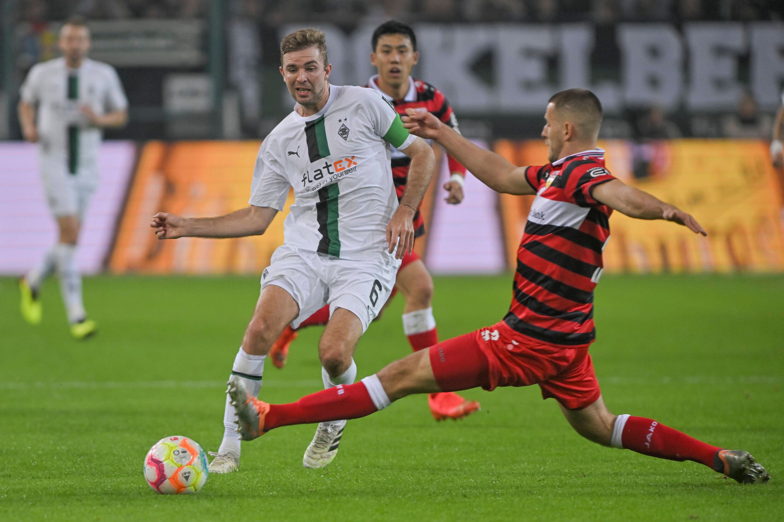 Borussia Mönchengladbach kämpft am Samstag (29. April 2023/15.30 Uhr) beim VfB Stuttgart um Bundesliga-Zähler. Das Foto zeigt Christoph Kramer (l.) und Waldemar Anton (r.) im Hinspiel am 4. November 2011 beim Kampf um den Ball.