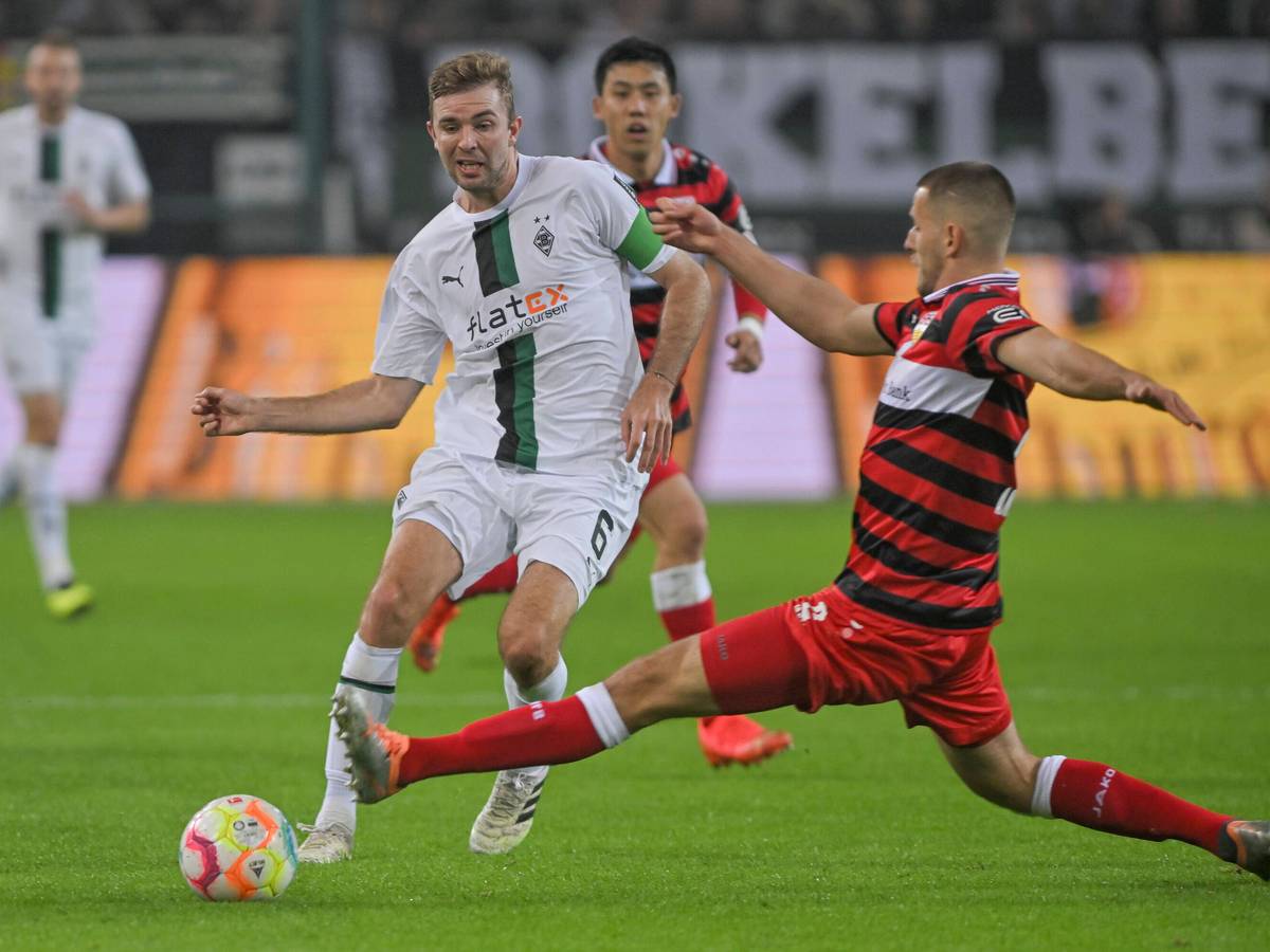 Borussia Mönchengladbach kämpft am Samstag (29. April 2023/15.30 Uhr) beim VfB Stuttgart um Bundesliga-Zähler. Das Foto zeigt Christoph Kramer (l.) und Waldemar Anton (r.) im Hinspiel am 4. November 2011 beim Kampf um den Ball.