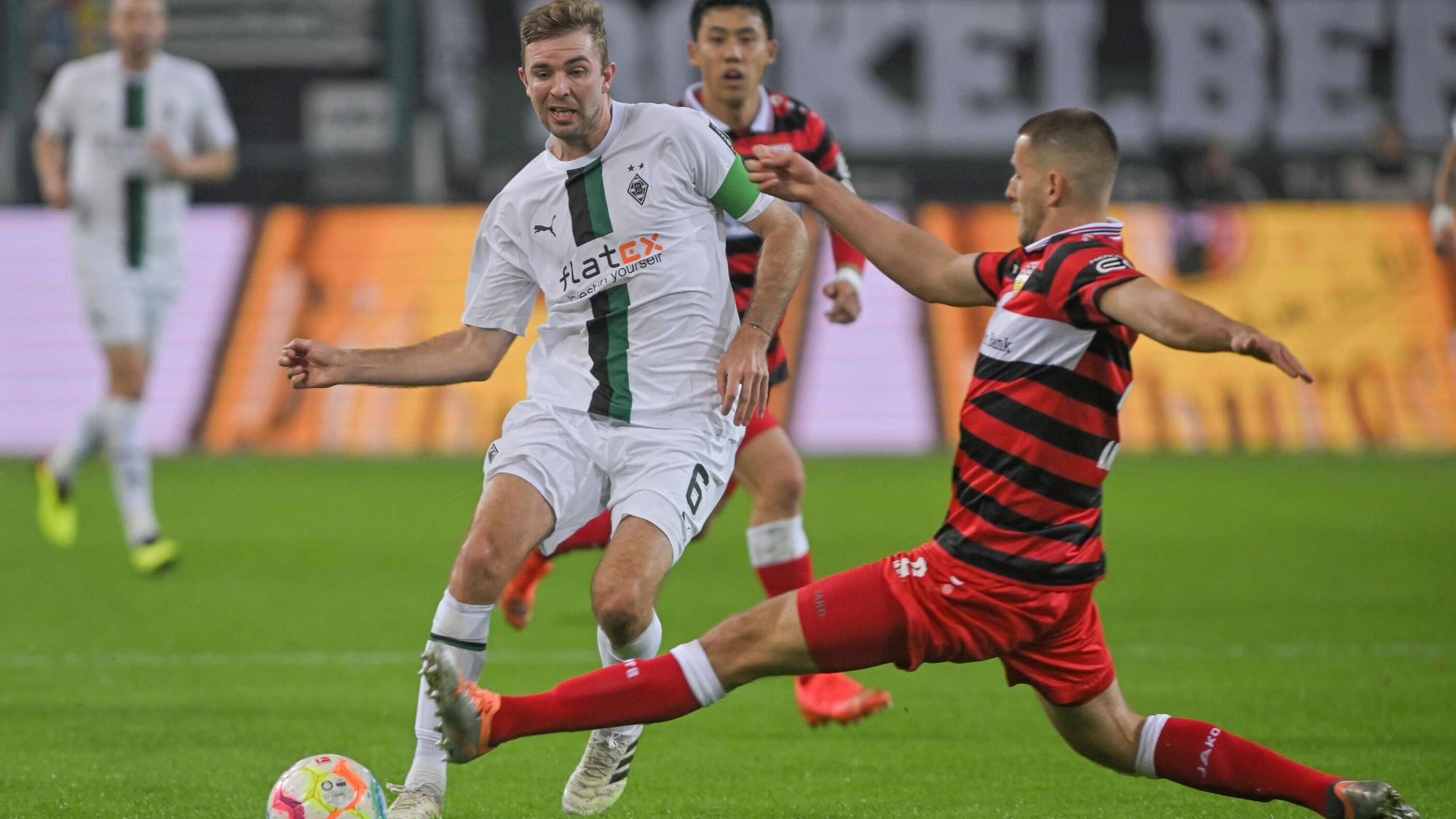 Borussia Mönchengladbach kämpft am Samstag (29. April 2023/15.30 Uhr) beim VfB Stuttgart um Bundesliga-Zähler. Das Foto zeigt Christoph Kramer (l.) und Waldemar Anton (r.) im Hinspiel am 4. November 2011 beim Kampf um den Ball.
