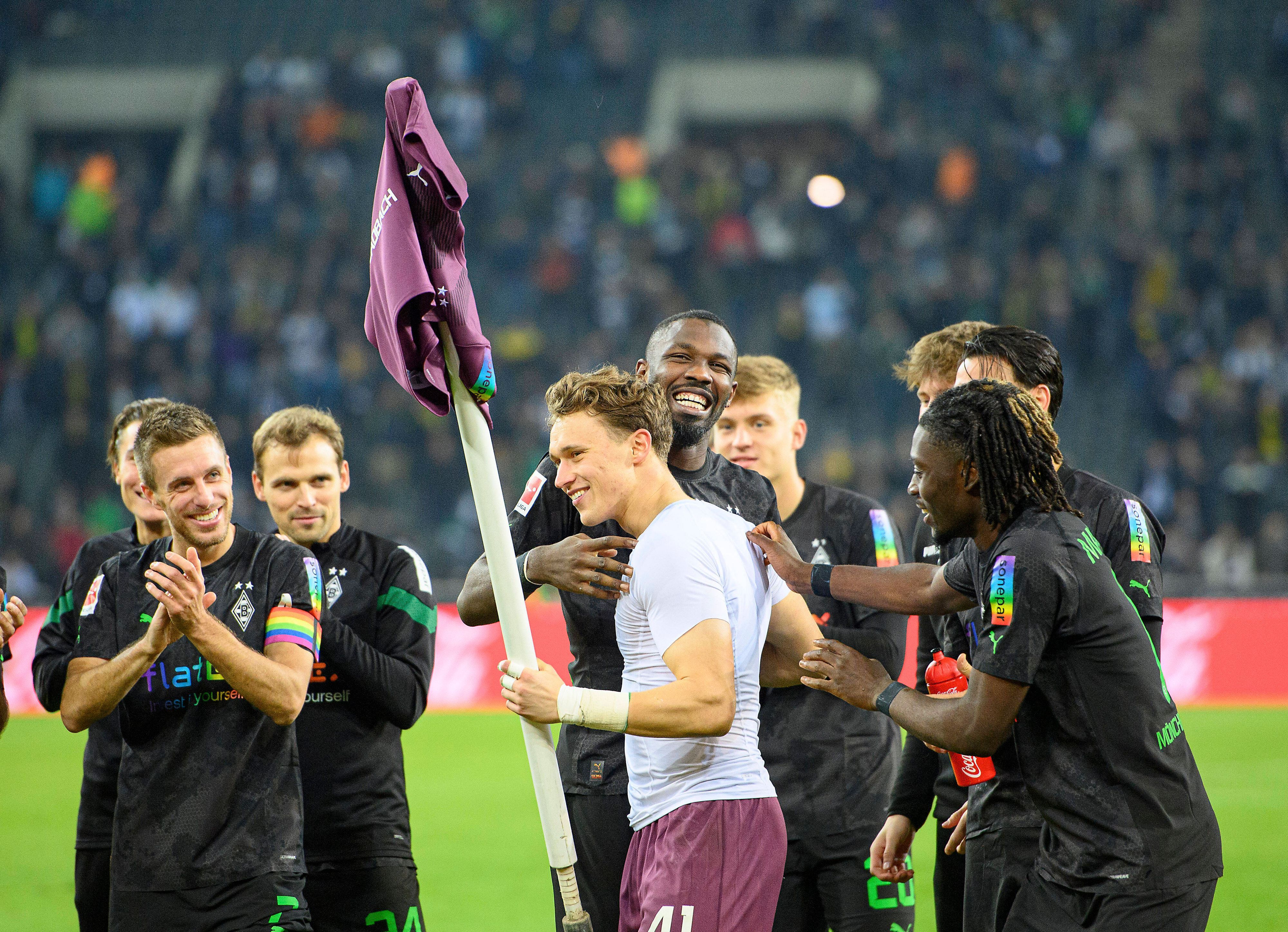 Treue Borussen! Die Gladbach-Profis Patrick Herrmann (l.), Tony Jantschke (3.v.l.) und Torhüter Jan Olschowsky (M.), hier zu sehen mit ihren Teamkollegen am 11. November 2022 im Borussia-Park. Herrmann und Jantschke klatschen in die Hände, Olschowsky hält die Eckfahne samt seines Trikots in der linken Hand.