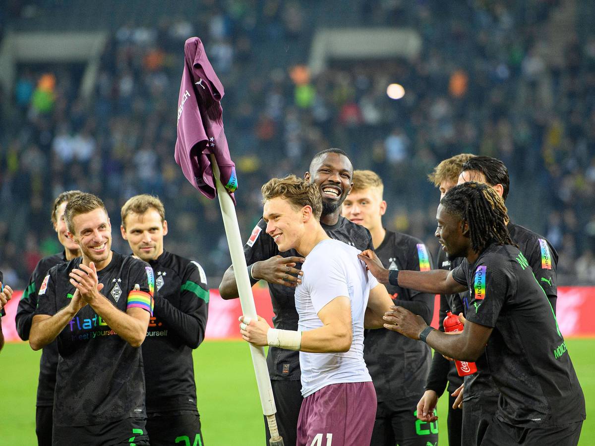 Treue Borussen! Die Gladbach-Profis Patrick Herrmann (l.), Tony Jantschke (3.v.l.) und Torhüter Jan Olschowsky (M.), hier zu sehen mit ihren Teamkollegen am 11. November 2022 im Borussia-Park. Herrmann und Jantschke klatschen in die Hände, Olschowsky hält die Eckfahne samt seines Trikots in der linken Hand.