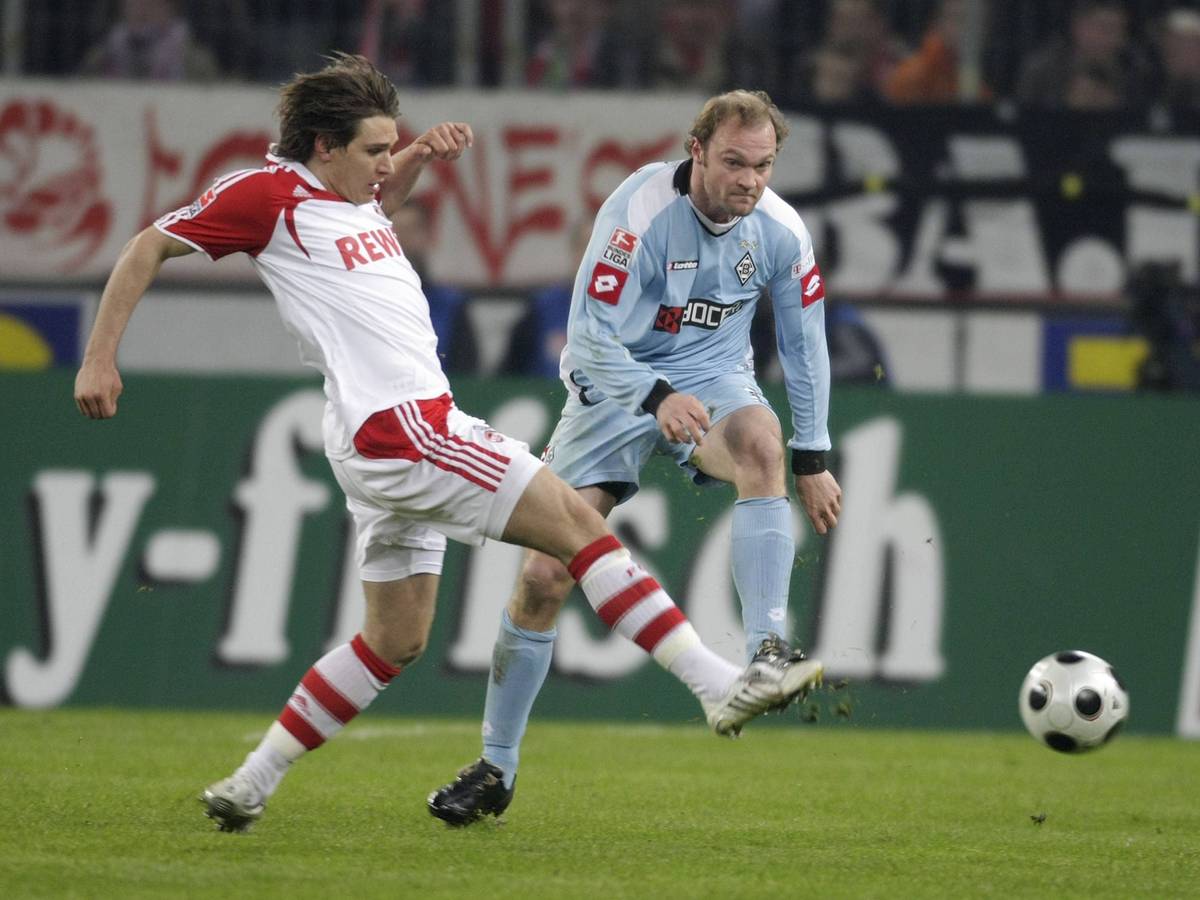 Alexander Voigt (r.) zählt in Gladbach zu den Aufstiegshelden, die Borussia 2008 zurück in die Bundesliga geführt haben. Auf diesem Foto ist er während des Derby-Duells (7. April 2008) beim 1. FC Köln im Zweikampf mit Patrick Helmes (l.) im Müngersdorfer Stadion zu sehen.