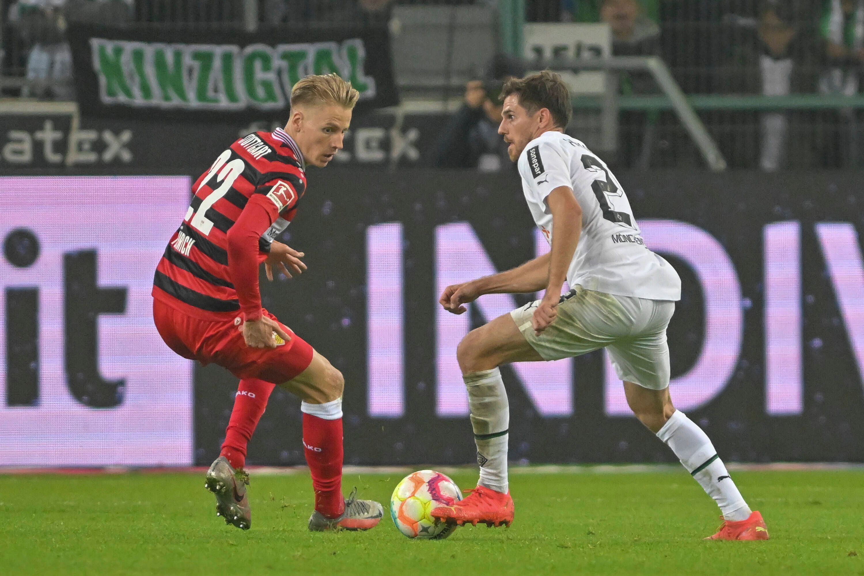 Am Samstag (29. April 2023/15.30 Uhr) tritt Borussia Mönchengladbach beim VfB Stuttgart an. Das Foto zeigt Chris Führich (l.) und Jonas Hofmann (r.) im Hinspiel am 4. November 2022 im Borussia-Park.