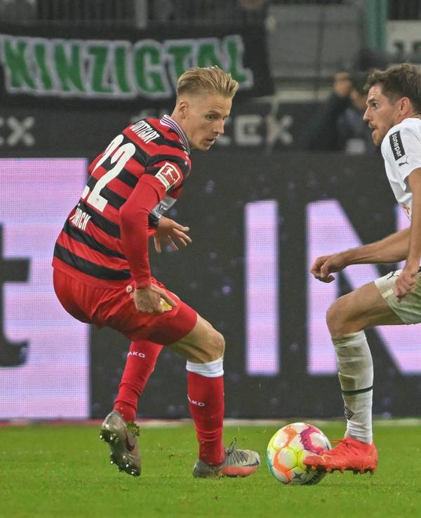 Am Samstag (29. April 2023/15.30 Uhr) tritt Borussia Mönchengladbach beim VfB Stuttgart an. Das Foto zeigt Chris Führich (l.) und Jonas Hofmann (r.) im Hinspiel am 4. November 2022 im Borussia-Park.