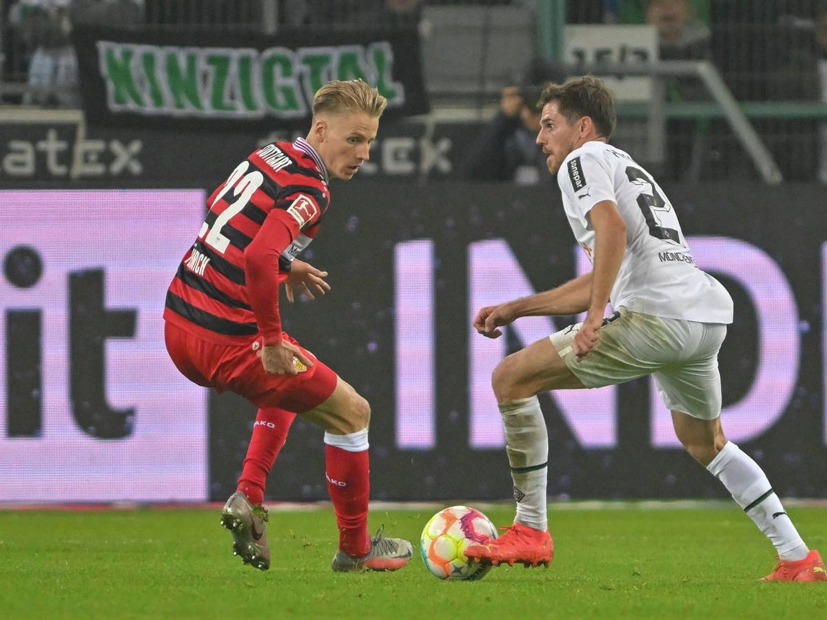 Am Samstag (29. April 2023/15.30 Uhr) tritt Borussia Mönchengladbach beim VfB Stuttgart an. Das Foto zeigt Chris Führich (l.) und Jonas Hofmann (r.) im Hinspiel am 4. November 2022 im Borussia-Park.