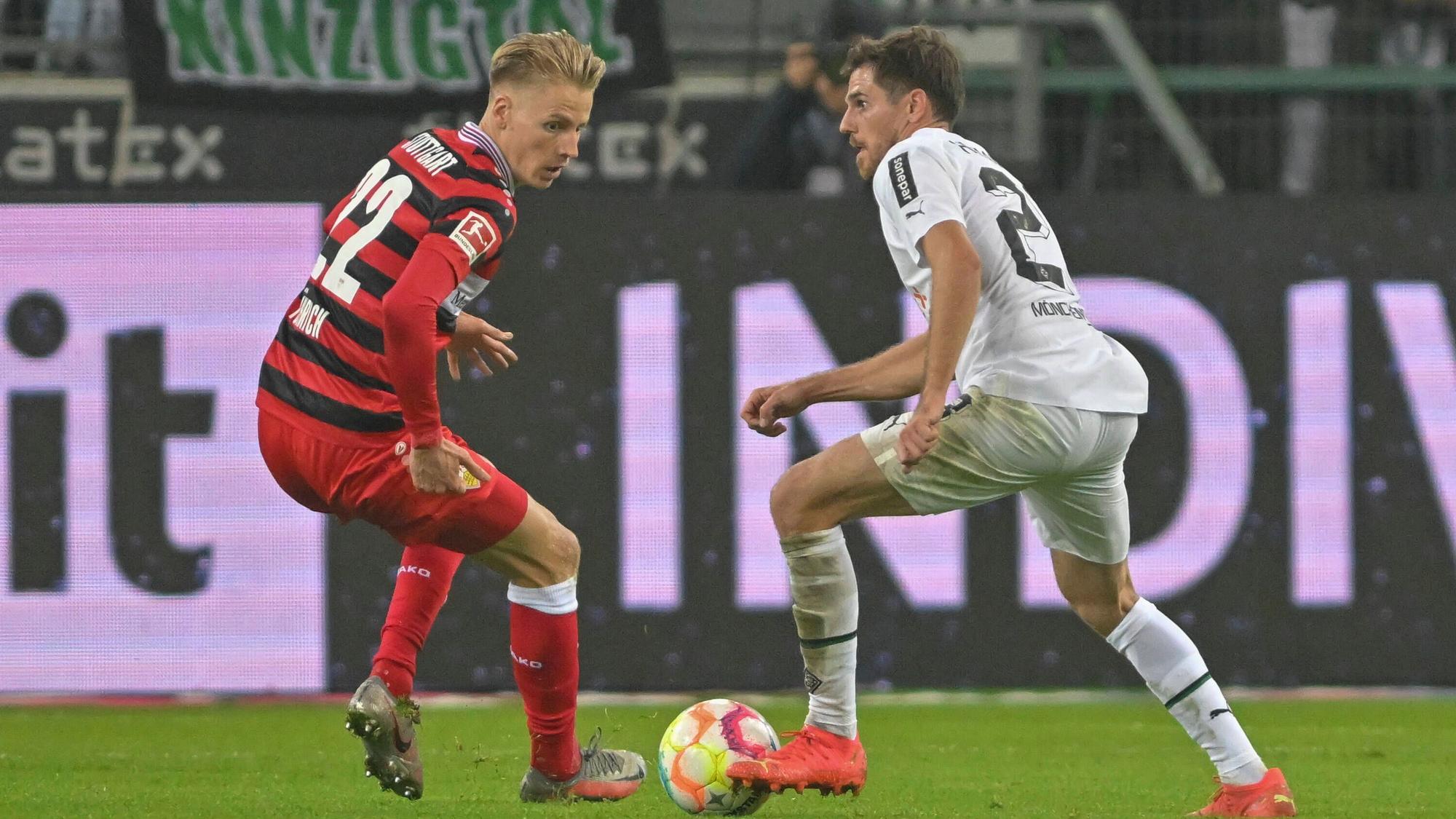Am Samstag (29. April 2023/15.30 Uhr) tritt Borussia Mönchengladbach beim VfB Stuttgart an. Das Foto zeigt Chris Führich (l.) und Jonas Hofmann (r.) im Hinspiel am 4. November 2022 im Borussia-Park.