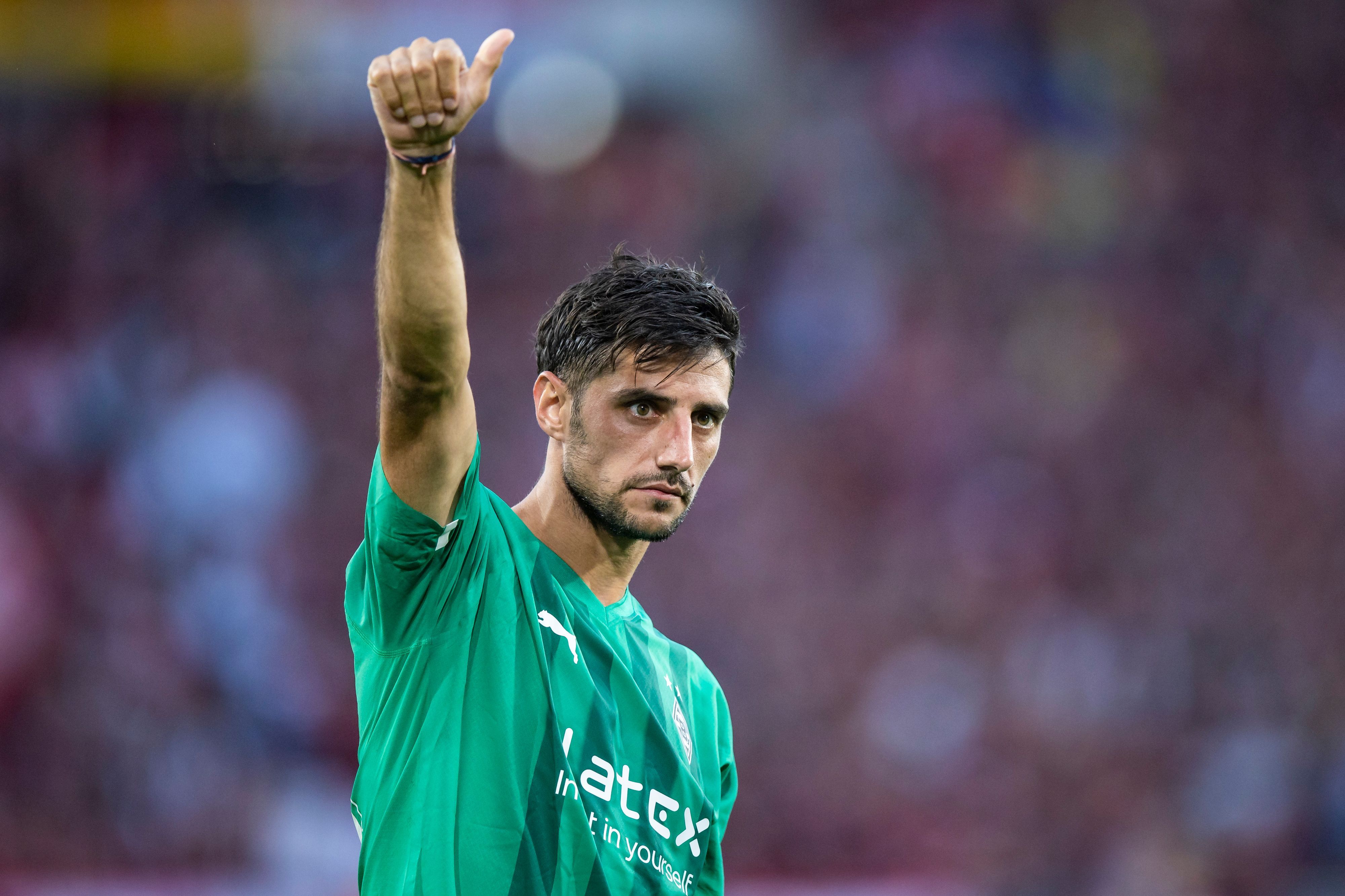 Gladbachs Lars Stindl bedankt sich nach dem Spiel bei den Fans für die Unterstützung.