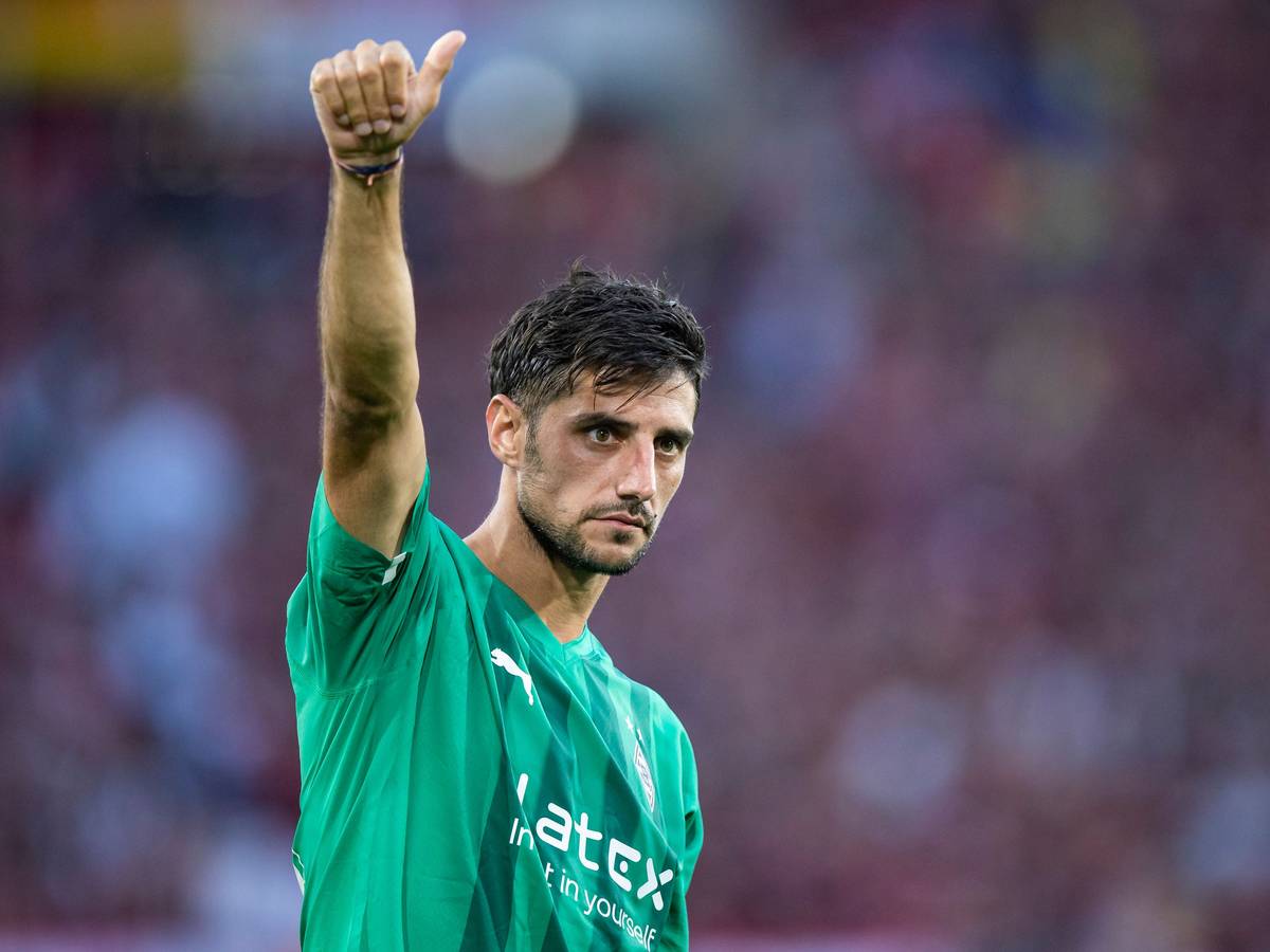 Gladbachs Lars Stindl bedankt sich nach dem Spiel bei den Fans für die Unterstützung.