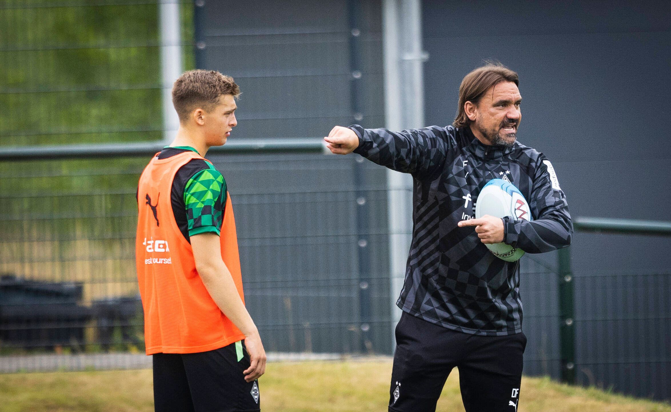 Oscar Fraulo (l.) und Trainer Daniel Farke (r.) bei einer Trainingseinheit von Borussia Mönchengladbach am 27. Juni 2022 im Borussia-Park.