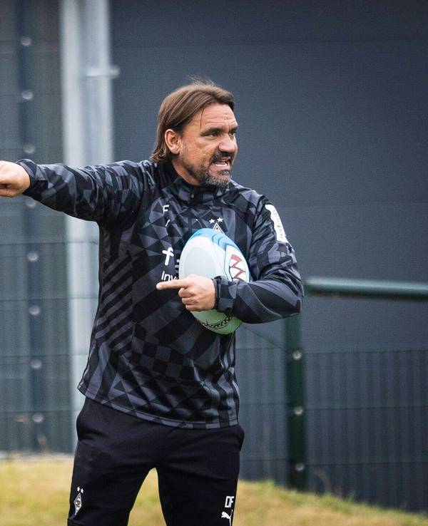 Oscar Fraulo (l.) und Trainer Daniel Farke (r.) bei einer Trainingseinheit von Borussia Mönchengladbach am 27. Juni 2022 im Borussia-Park.