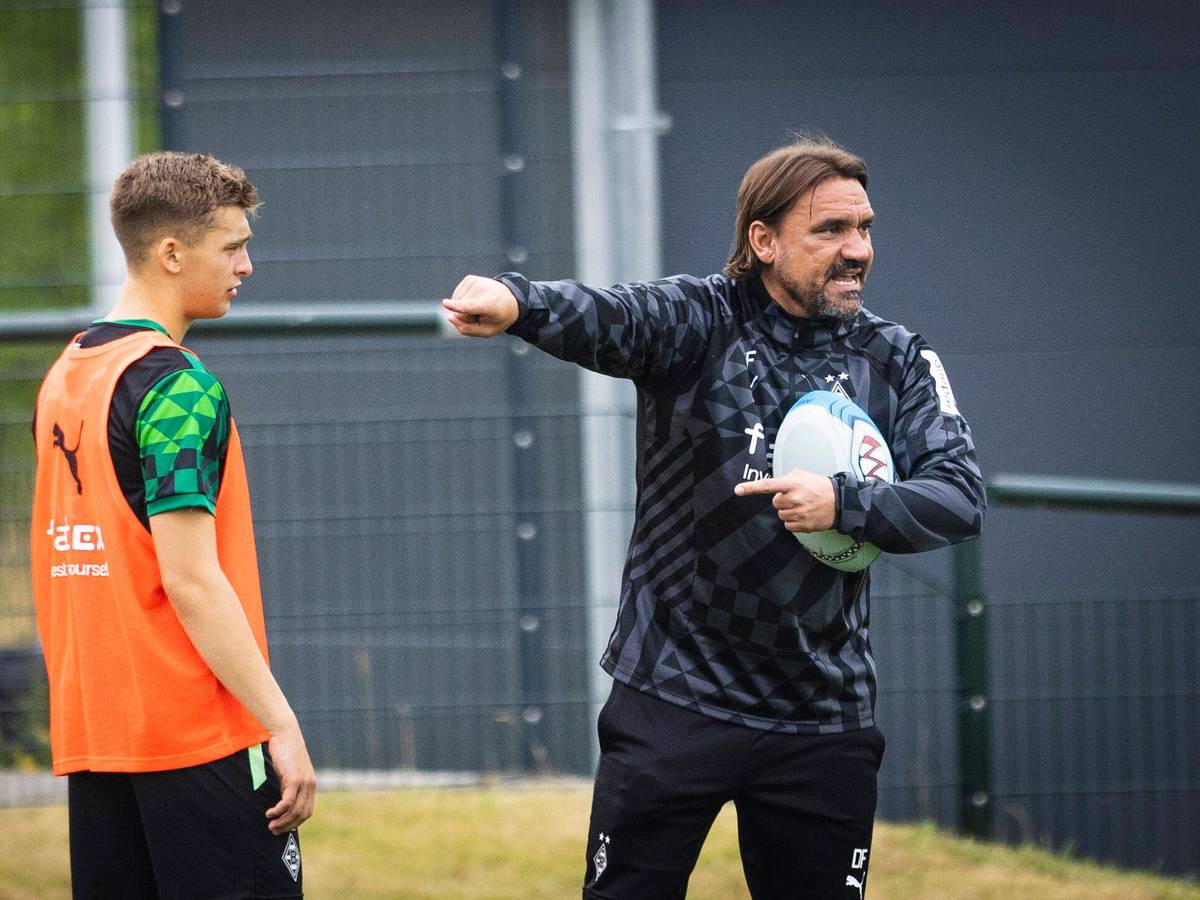 Oscar Fraulo (l.) und Trainer Daniel Farke (r.) bei einer Trainingseinheit von Borussia Mönchengladbach am 27. Juni 2022 im Borussia-Park.
