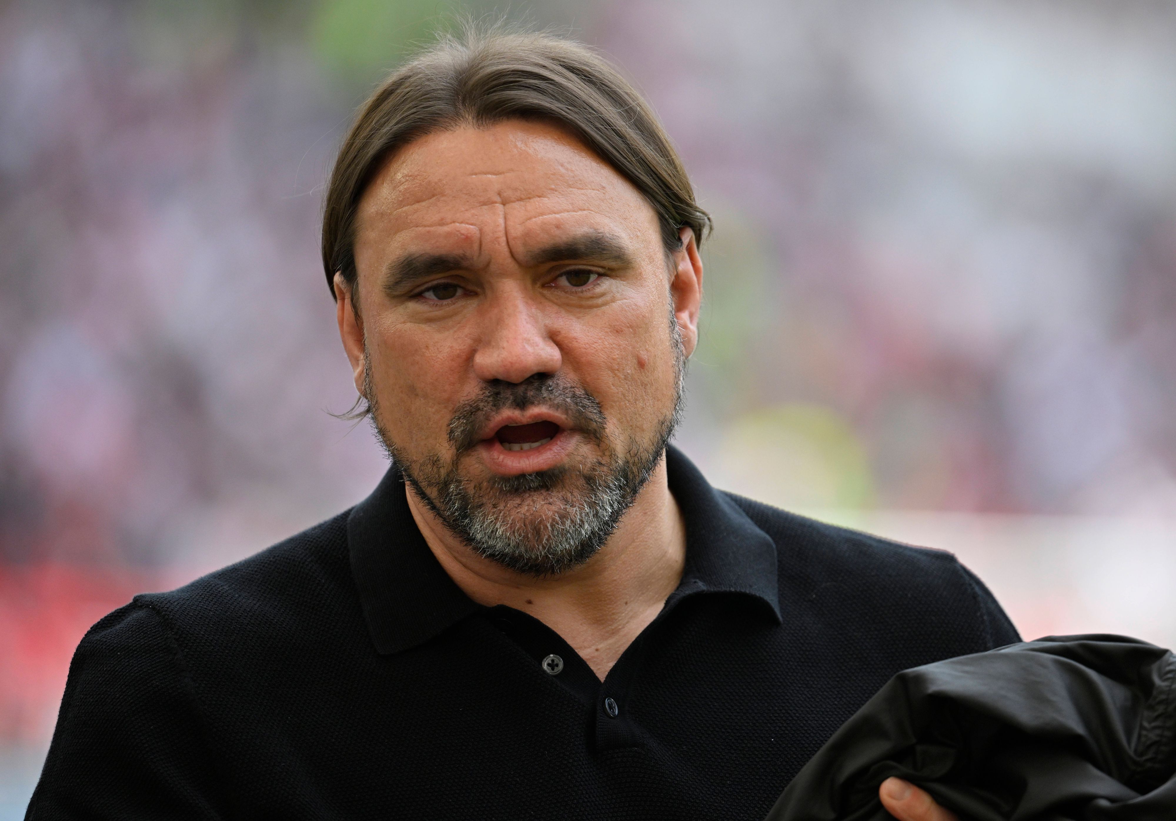 Gladbach-Trainer Daniel Farke, hier zu sehen beim Bundesliga-Duell (29. April 2023) von Borussia Mönchengladbach beim VfB Stuttgart. Farke trägt ein dunkles Hemd.