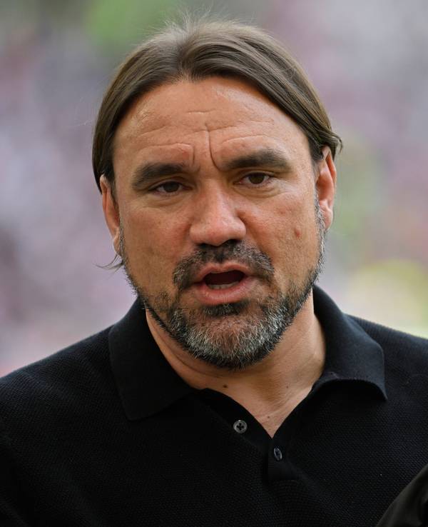 Gladbach-Trainer Daniel Farke, hier zu sehen beim Bundesliga-Duell (29. April 2023) von Borussia Mönchengladbach beim VfB Stuttgart. Farke trägt ein dunkles Hemd.