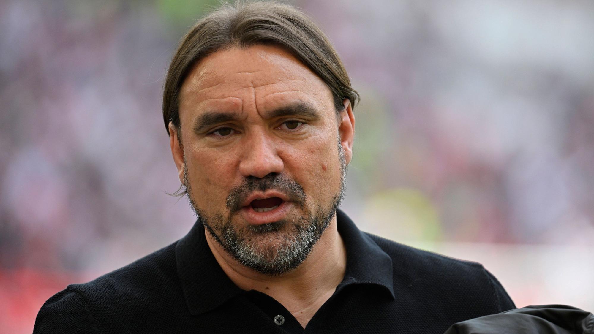 Gladbach-Trainer Daniel Farke, hier zu sehen beim Bundesliga-Duell (29. April 2023) von Borussia Mönchengladbach beim VfB Stuttgart. Farke trägt ein dunkles Hemd.