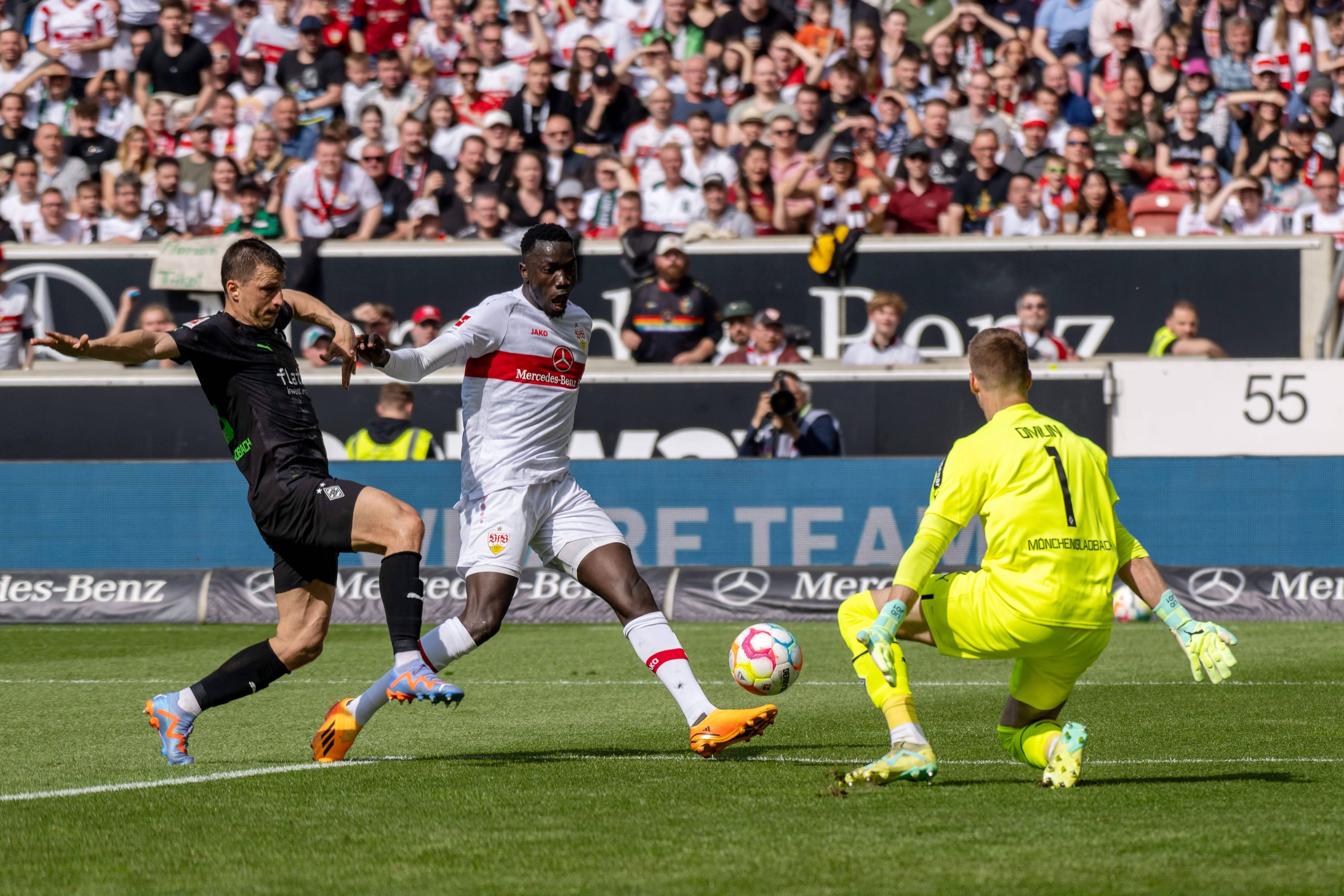 Stefan Lainer (l.) und Jonas Omlin (r.) von Borussia Mönchengladbach versuchen am 29. April 2023 mit vereinten Kräften, Silas Katompa Mvumpa vom VfB Stuttgart) zu stoppen.